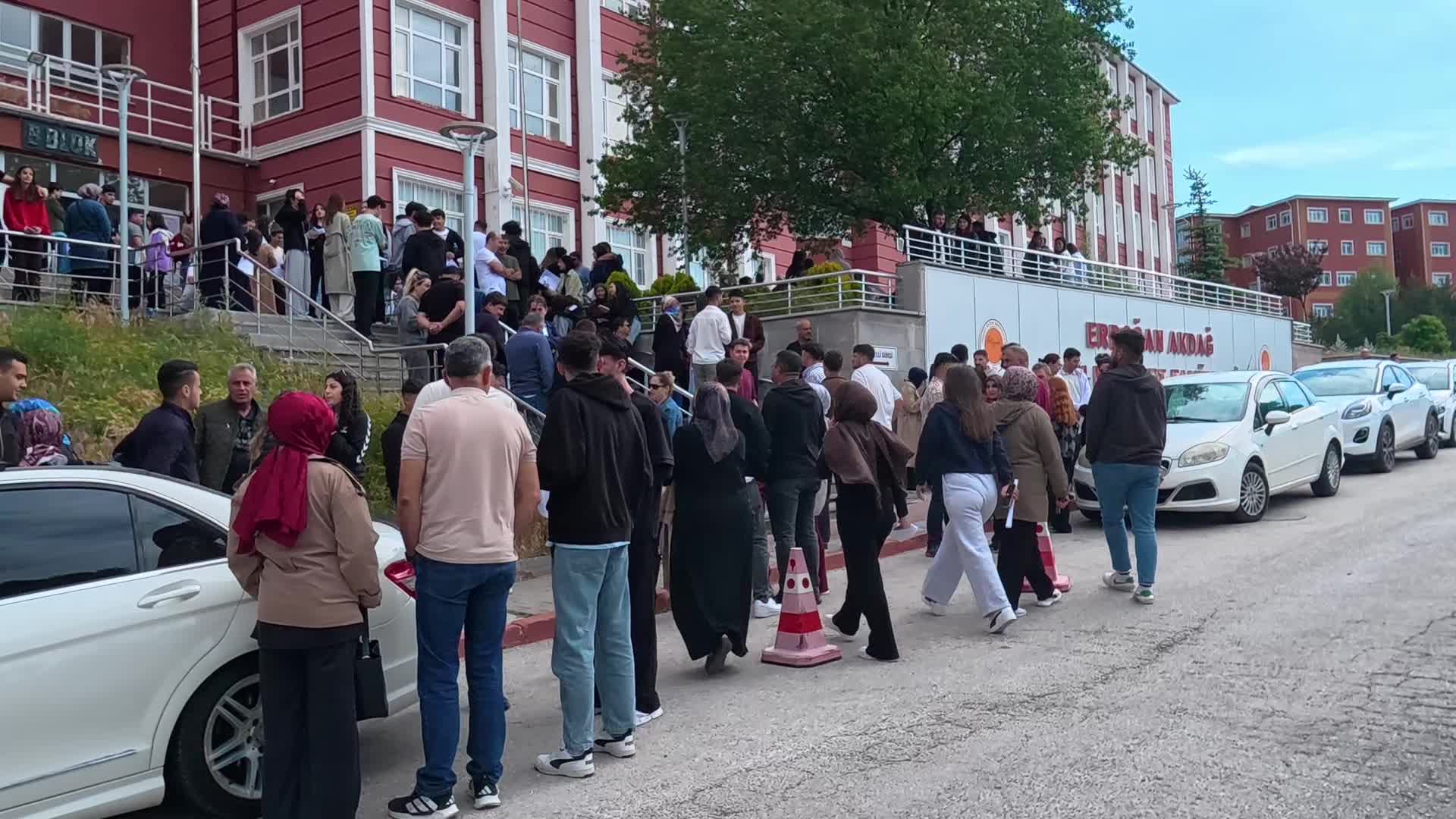 YKS maratonunda öğrencisini bekleyen veli: "Tüm çocukların sınavları güzel geçer inşallah"