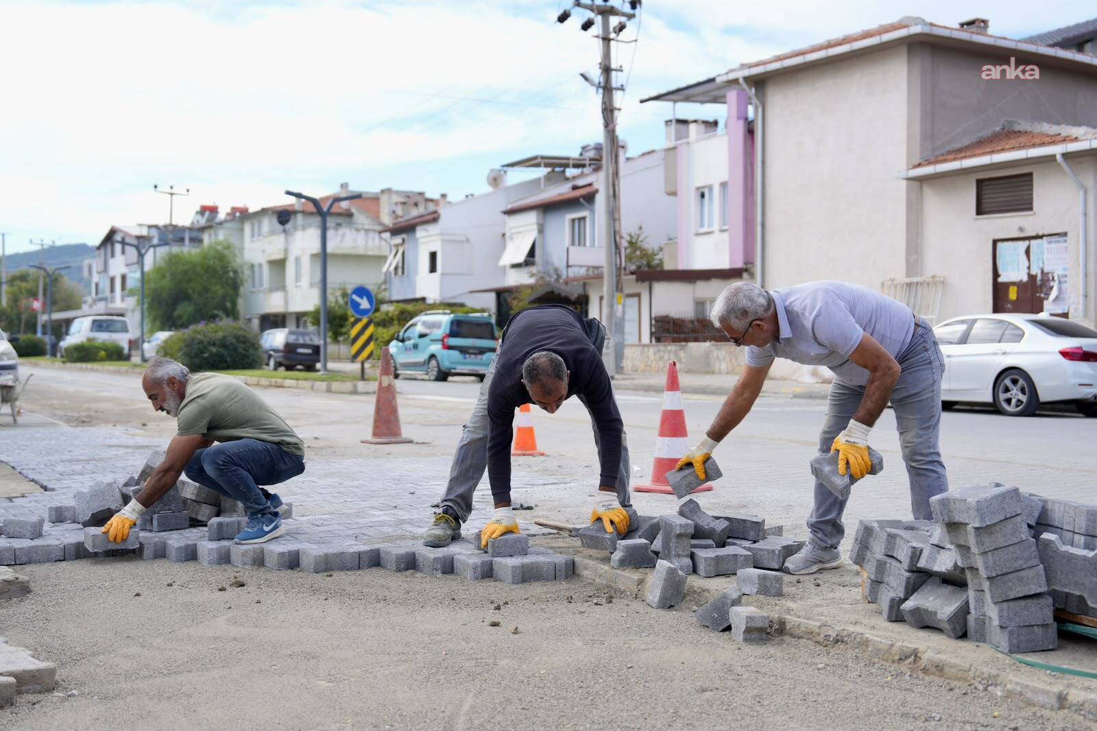 Burhaniye’de yol bakım ve onarım çalışmaları devam ediyor