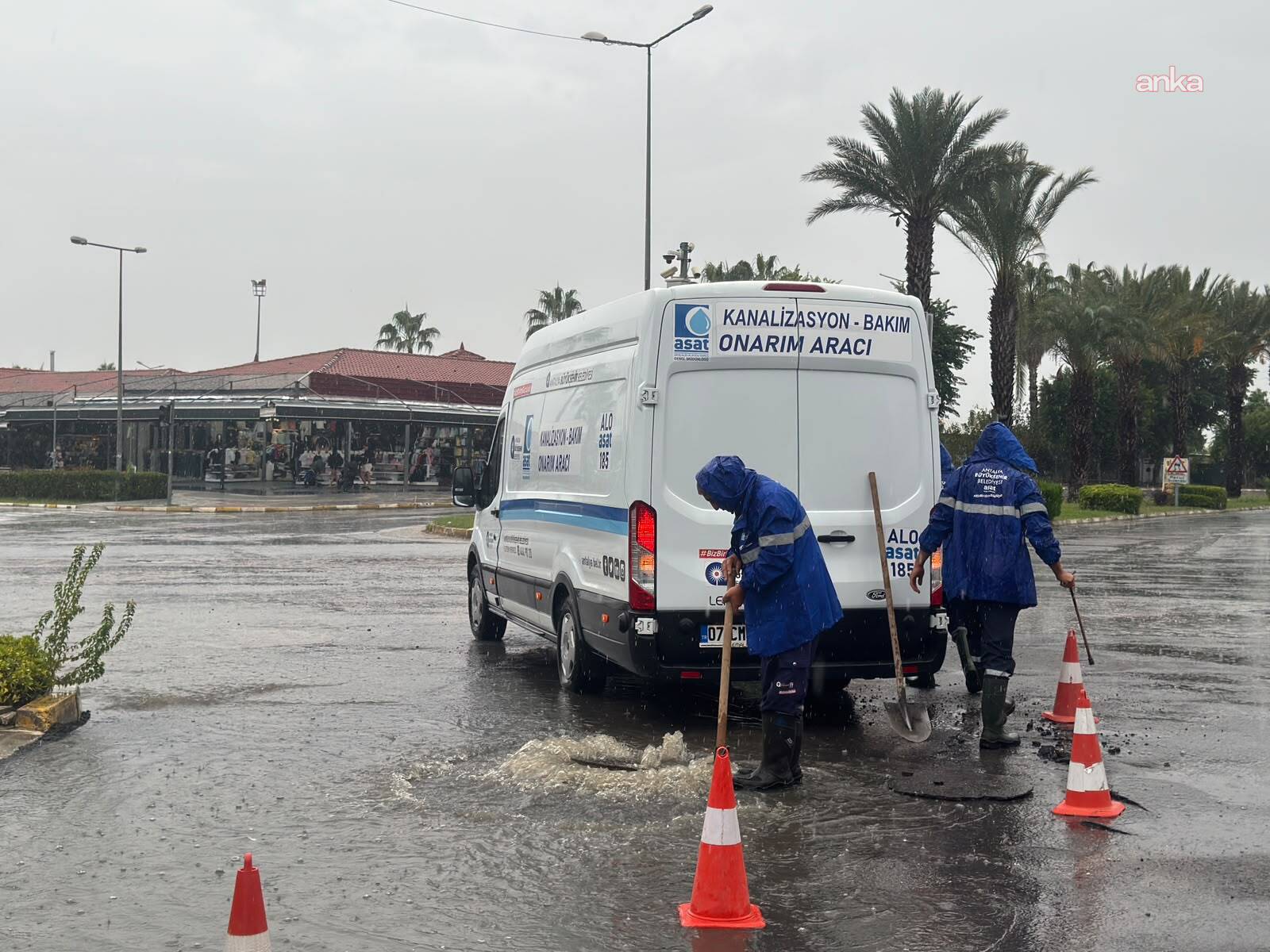 Antalya Büyükşehir Belediyesi, sağanak yağışa karşı 464 personel ve 347 iş makinesiyle teyakkuzda