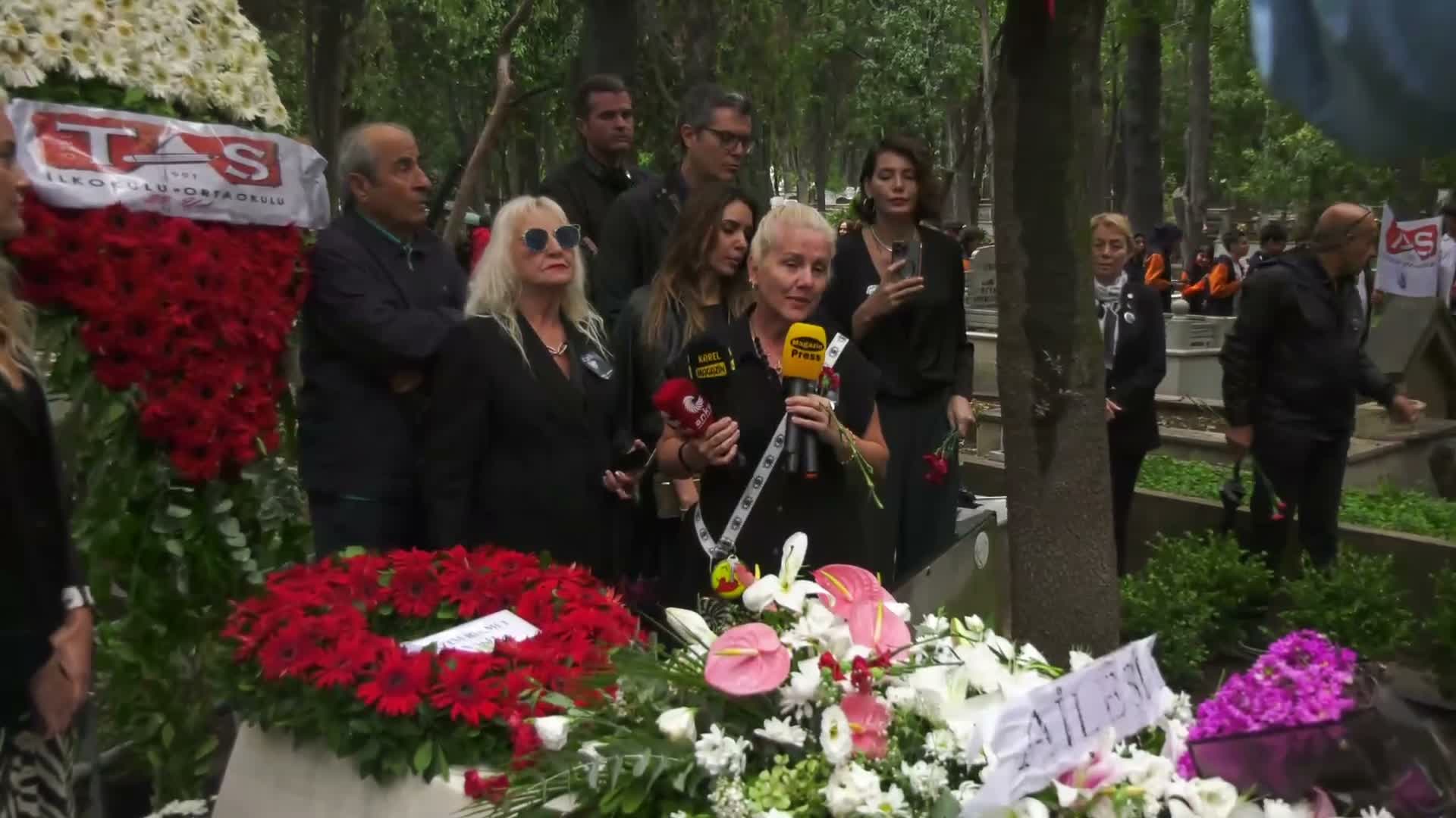 Tarık Akan ölümünün 10'uncu yılında törenlerle anıldı... "O çocuklara inandı; iyi bir eğitimin, bir çocuğun hayatını, o çocukların da bu ülkenin geleceğini değiştirebileceğine inandı"