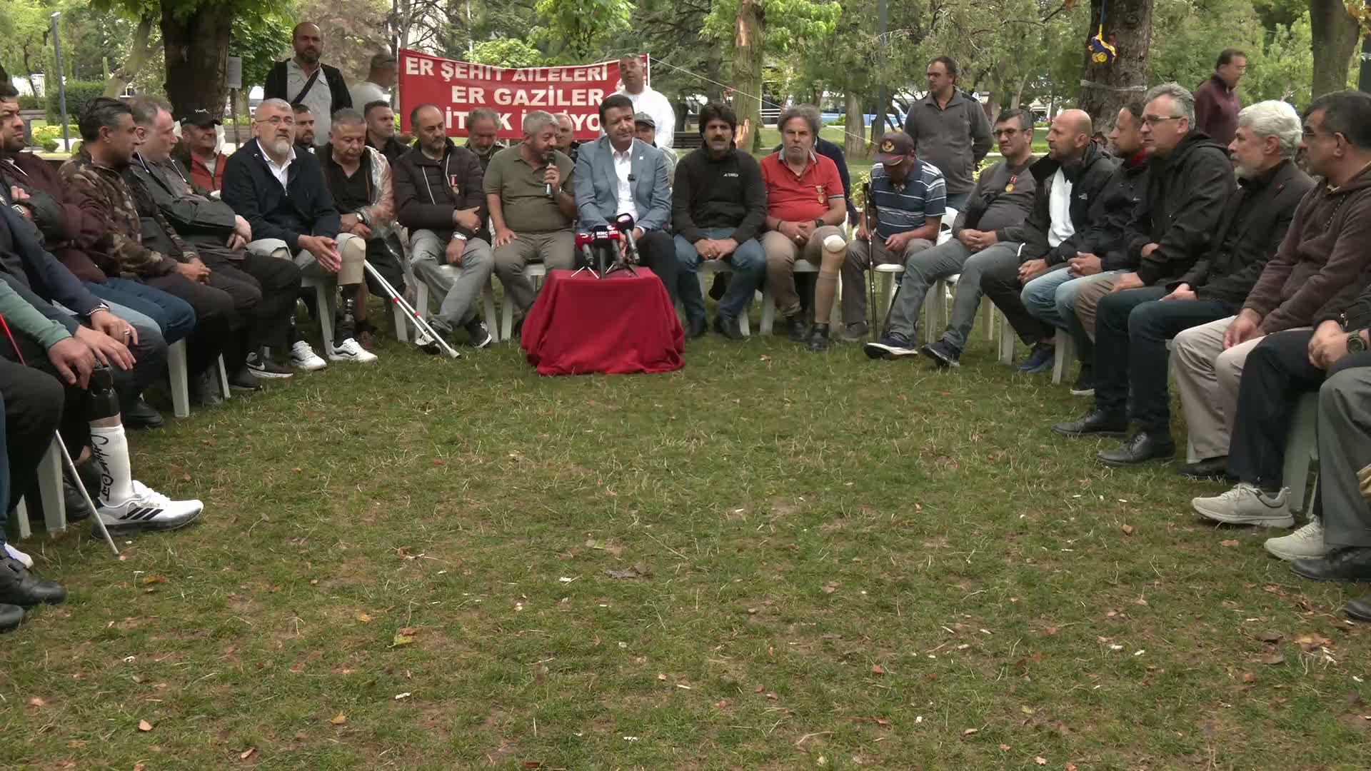 Mahmut Arıkan'dan oturma eylemindeki şehit aileleri ve gazilere destek: "Bu mücadelede sonuna kadar yanınızda olacağız"