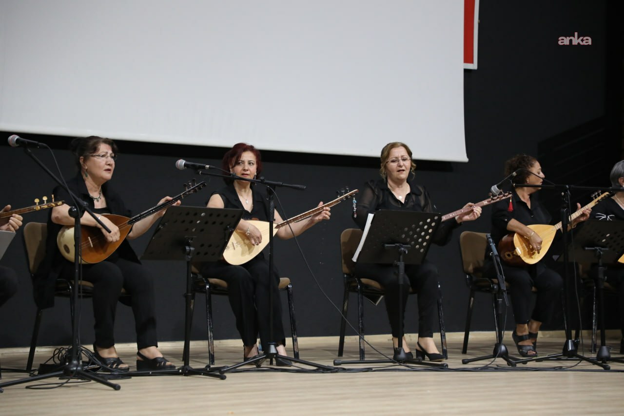 Edremit Belediyesi Bağlama Atölyesi kursiyerlerinden müzik dinletisi