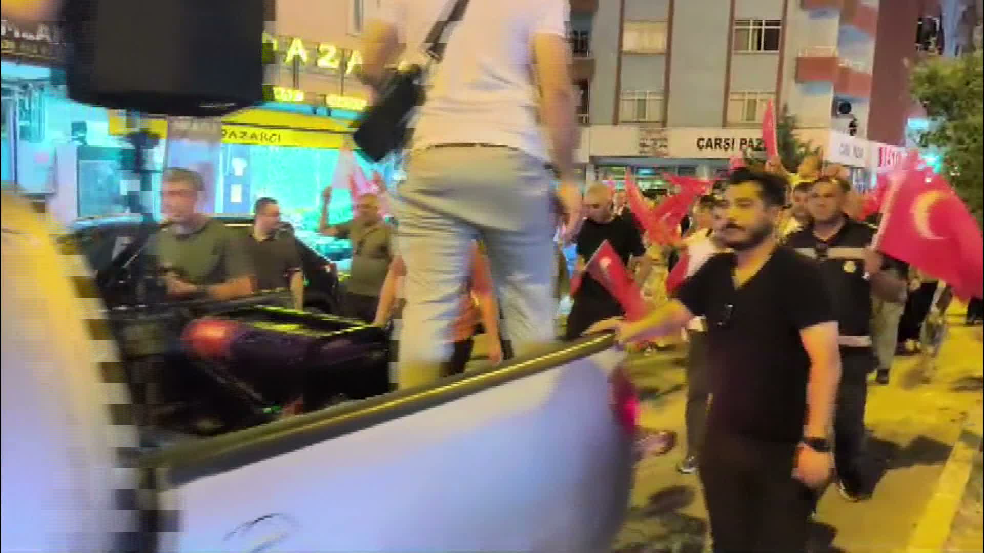 Iğdır'da yurttaşlar Türk bayraklarıyla 15 Temmuz için yürüdü