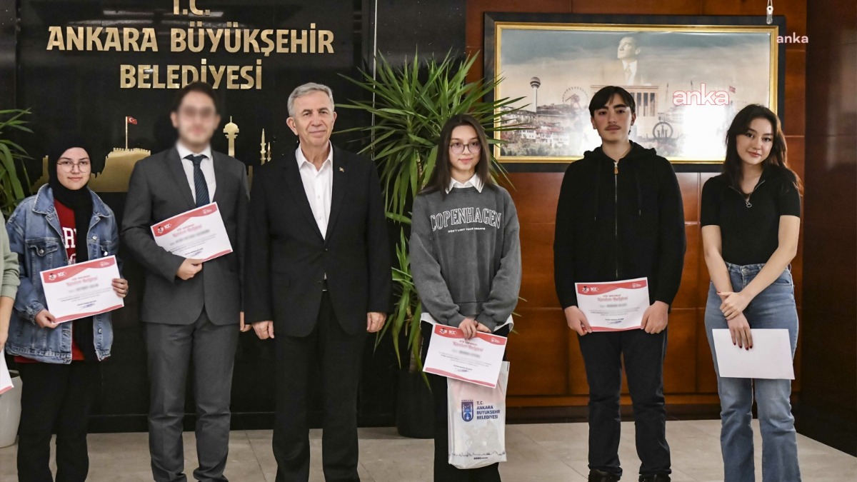 ANKARA BÜYÜKŞEHİR ŞİİR YARIŞMASININ KAZANANLARI ÖDÜLLERİNİ MANSUR YAVAŞ’TAN ALDI