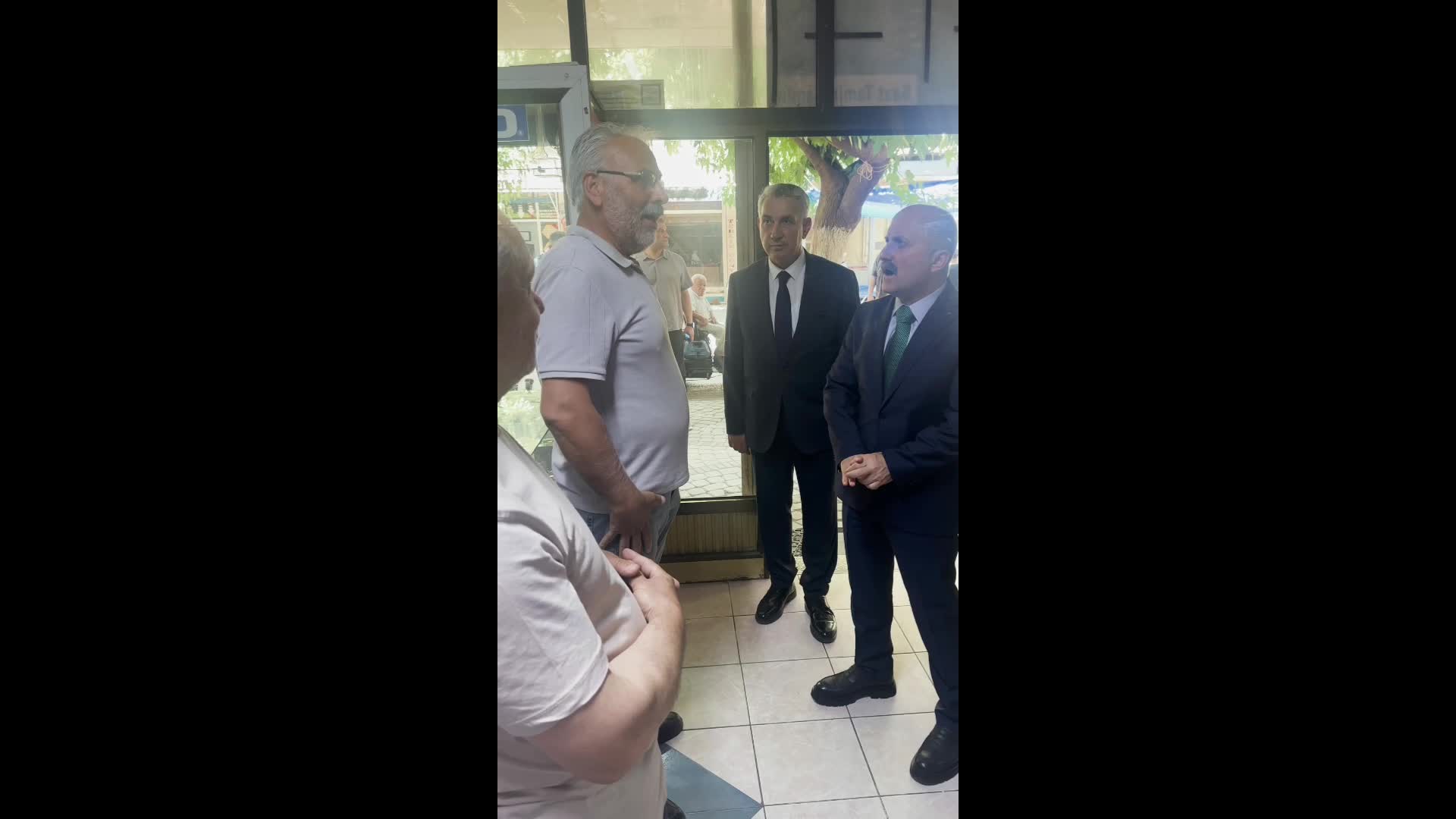 Aydın Valisi Vali Varol ile esnaf arasında "ziyaret" sohbeti:  "Kaymakam gelmiştir, size denk gelmemiştir"