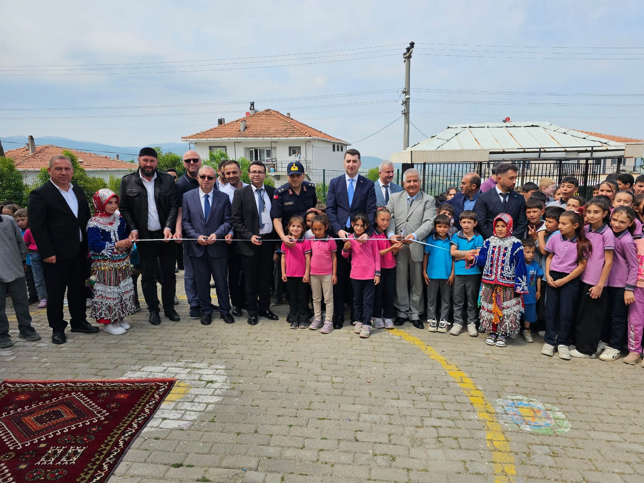 Türkiye'nin 237 projesi arasında yer alan "10'lar Keşfediyor" Sındırgı'da bilim yolculuğuna başladı