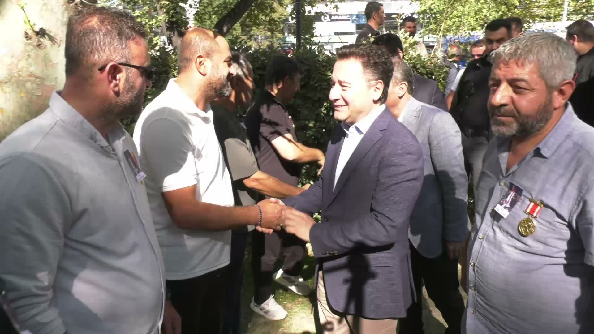Babacan'dan oturma eylemindeki şehit aileleri ve gazilere deste