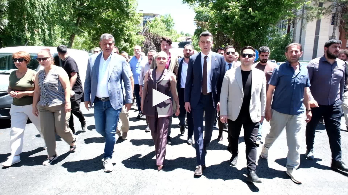 “Gelsinler, halkın yüzüne bakarak siyaset yapsınlar"