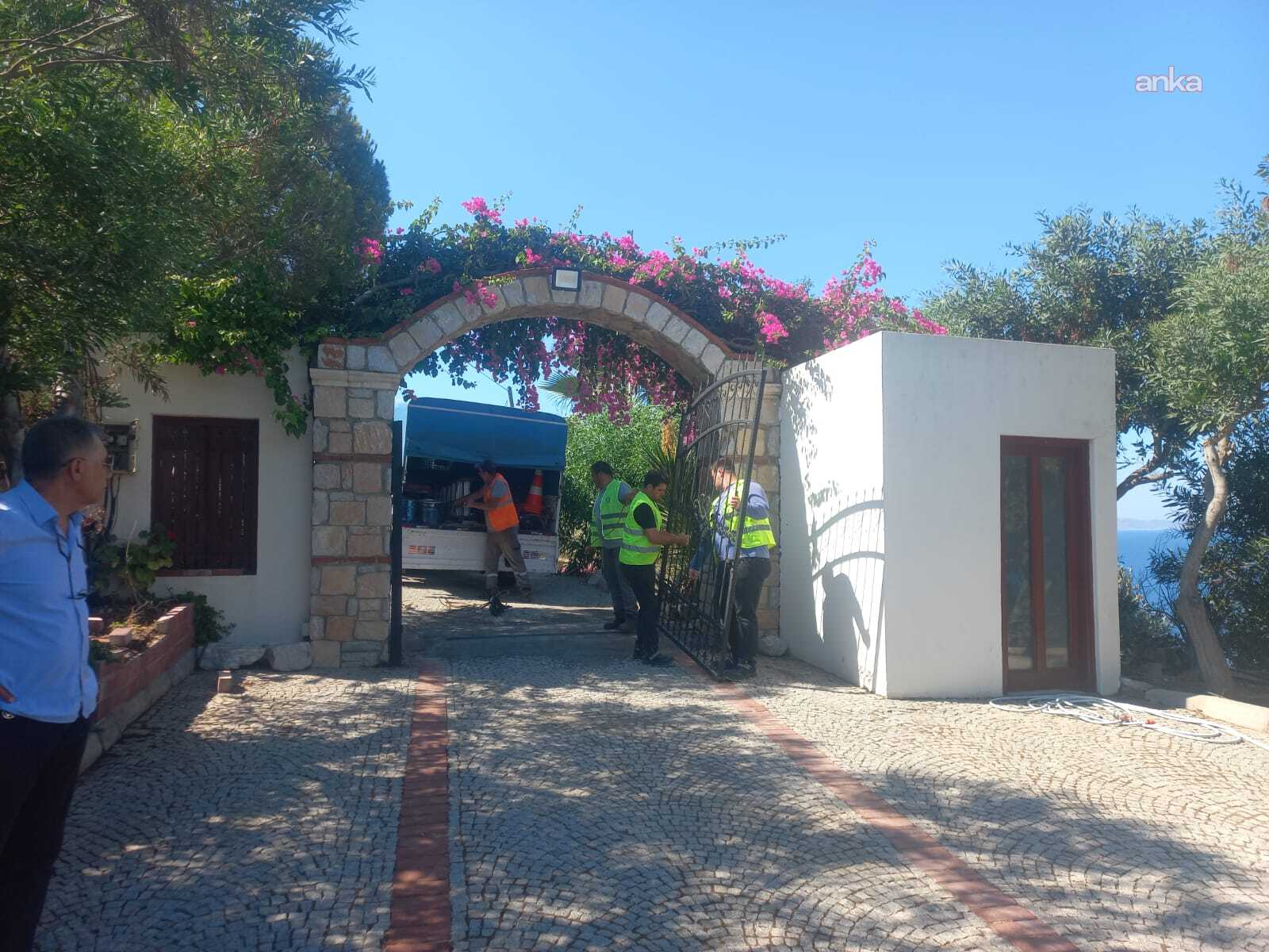 Bodrum Belediyesi, sahile ulaşımı engelleyen kaçak duvar ve korkulukları yıktı