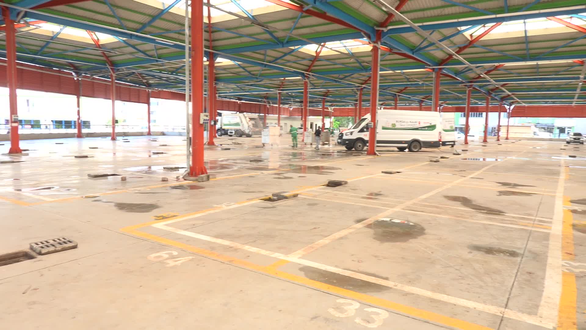 Osmangazi Belediyesi, kurban kesim alanlarında temizlik çalışmalarını sürdürüyor