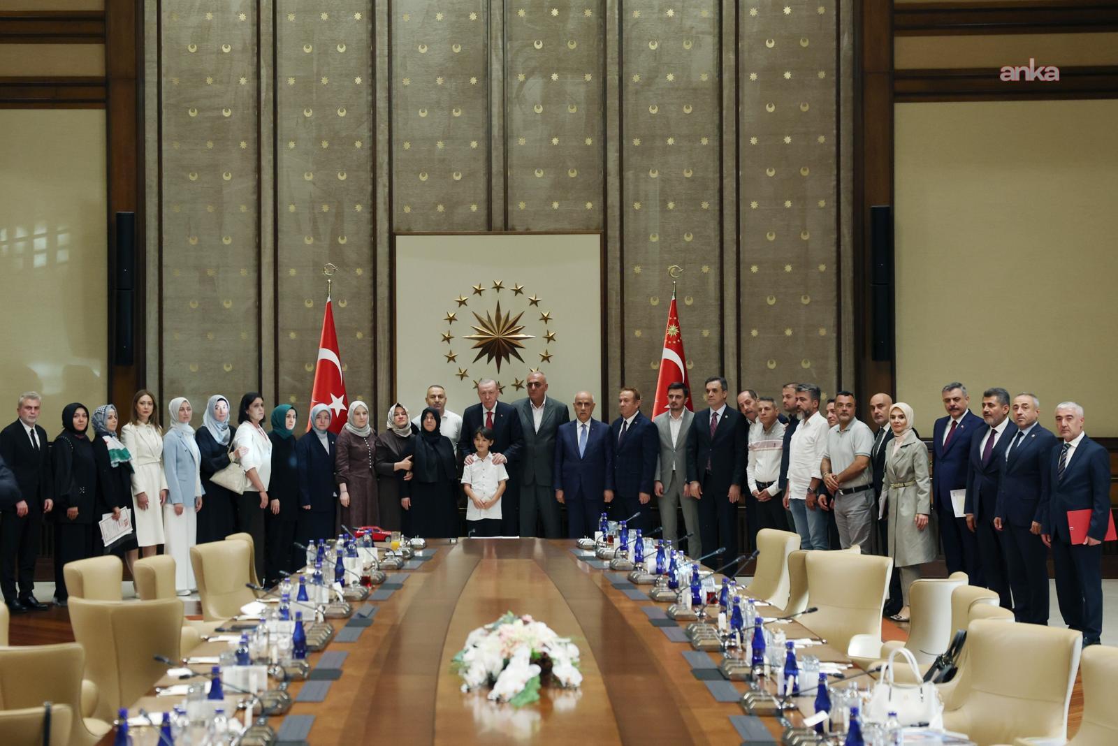 Cumhurbaşkanı Erdoğan, Kahramanmaraş‘taki okul saldırısında hayatını kaybeden öğrencilerin aileleriyle görüştü
