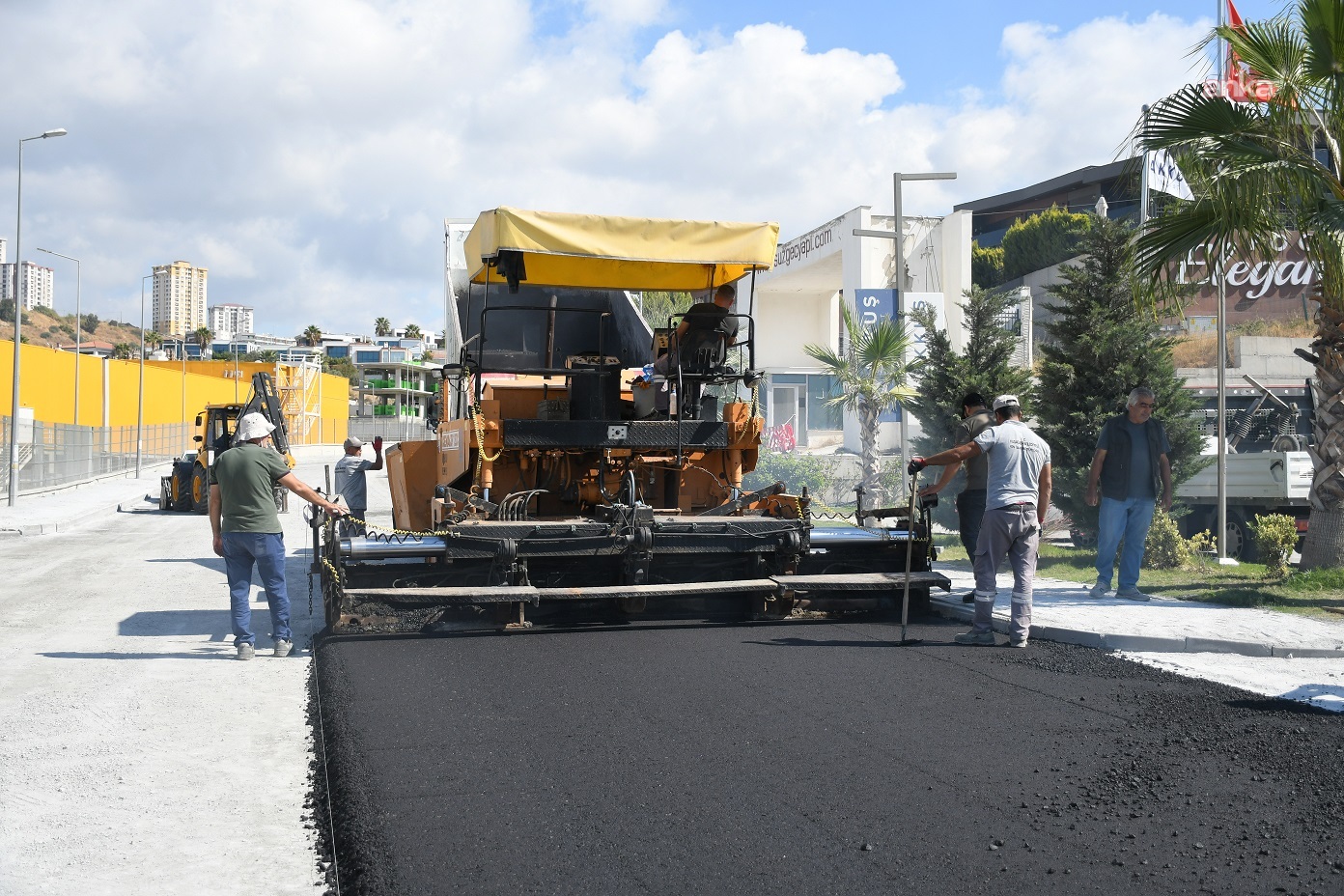 Kuşadası Belediyesi'nden 68 noktada üstyapı çalışması