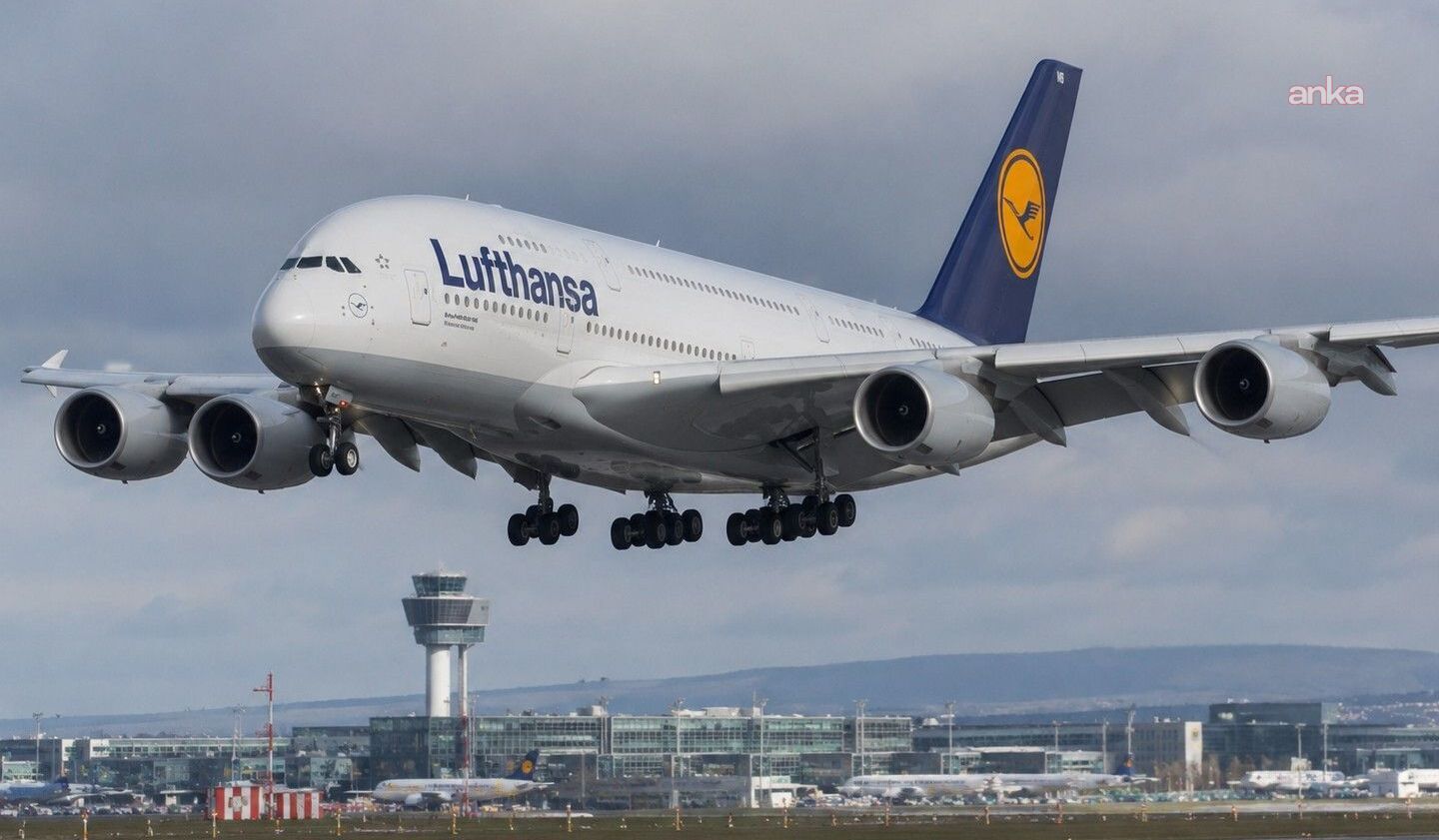Lufthansa uçağı kabindeki koku nedeniyle Manchester’a acil iniş yaptı