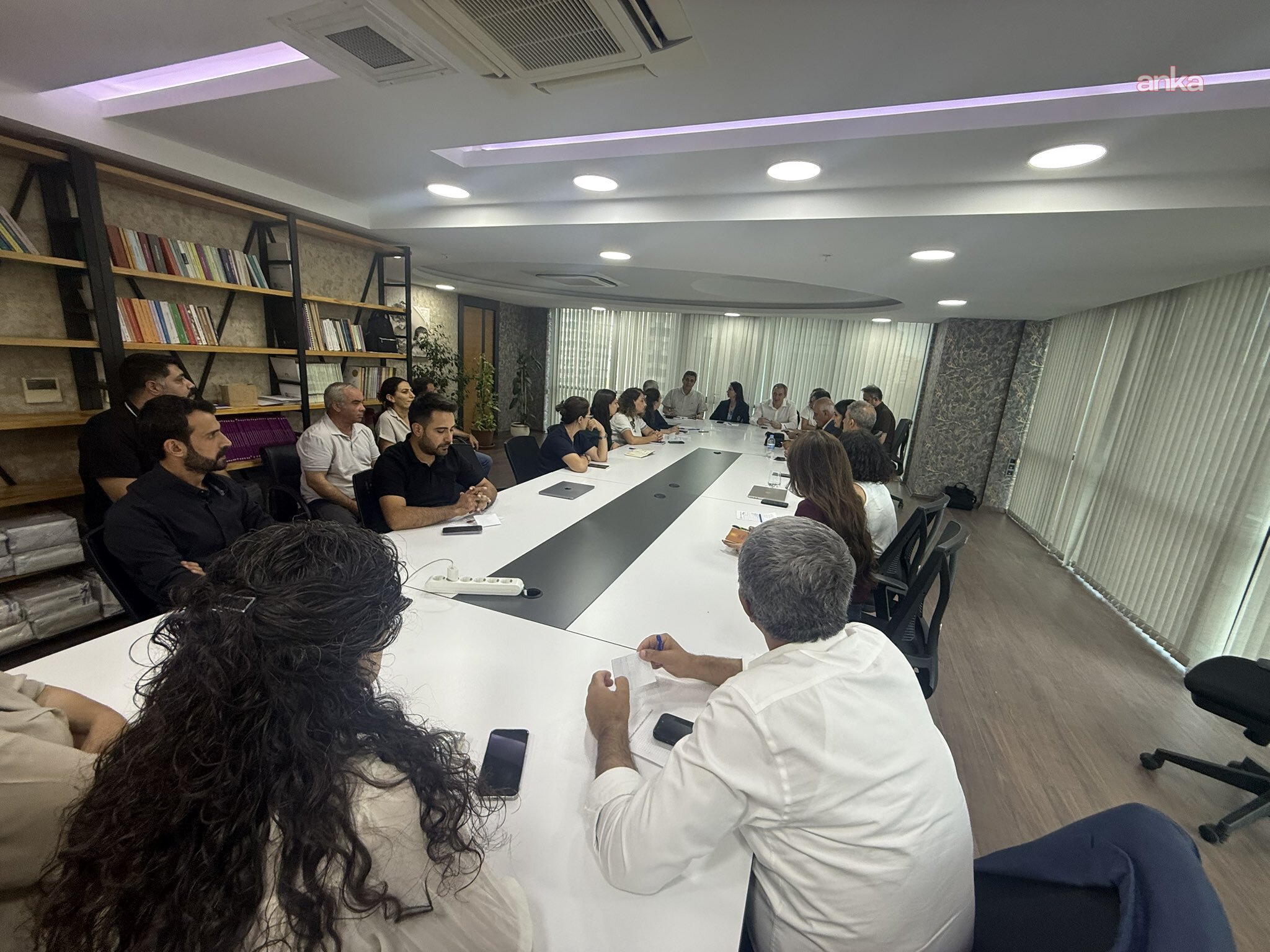 DEM Parti Eş Genel Başkanları Hatimoğulları ve Bakırhan, Demokratik Yerel Yönetimler Kurulu ile bir araya geldi