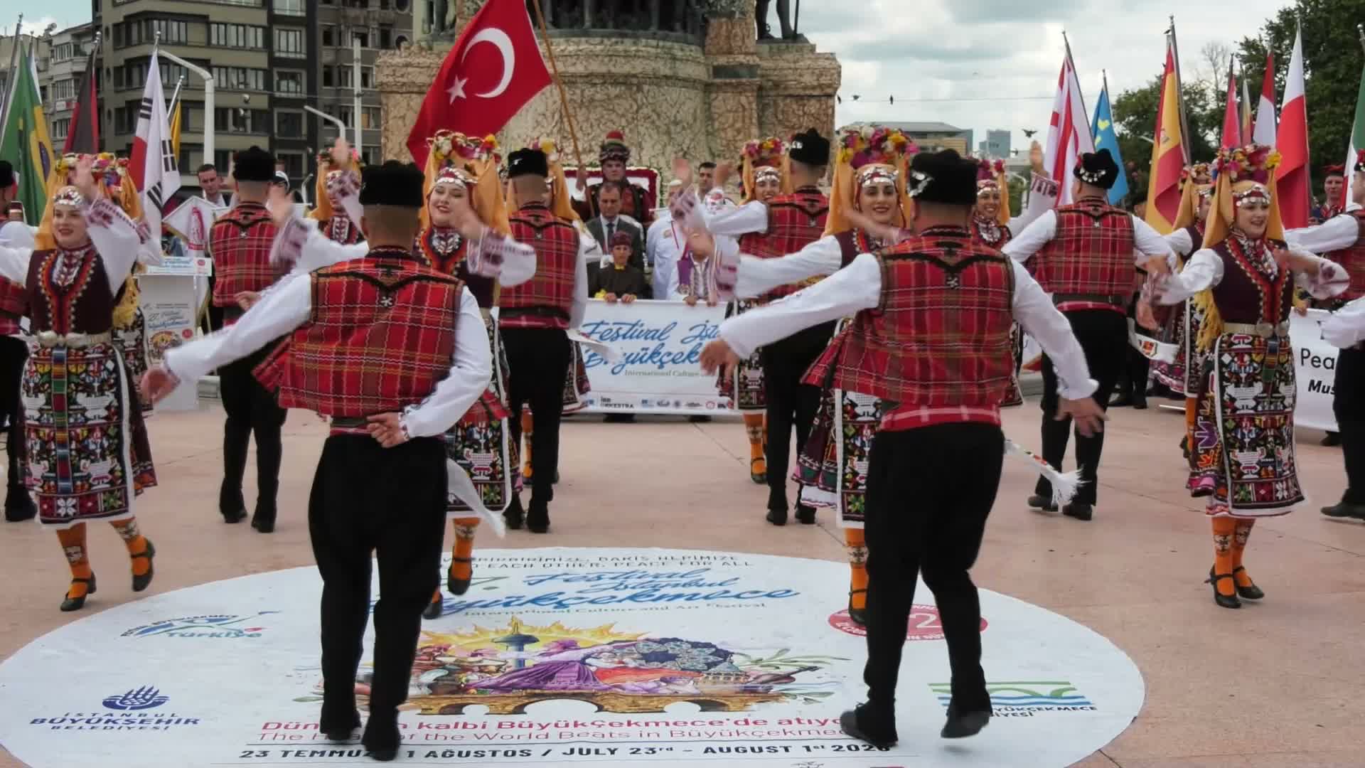 Büyükçekmece Kültür ve Sanat Festivali’nin çelenk takdimi Taksim Meydanı’nda gerçekleşti