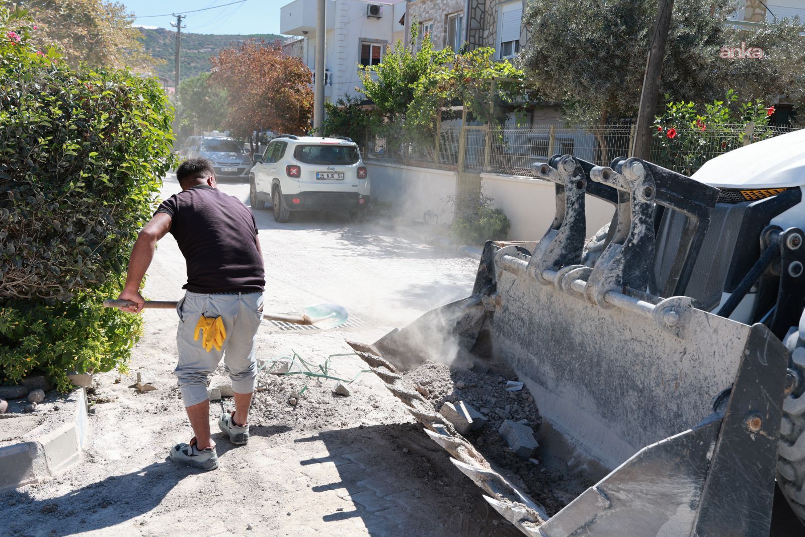 Foça Belediyesi, kent genelinde yol çalışmalarına devam ediyor