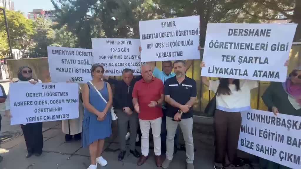 Ücretli öğretmenlerin MEB önünde bekleyişi sürüyor... Eğitim Sen Genel Başkanı Irmak:  "Ücretli öğretmen çalıştırılmasına son verilsin"