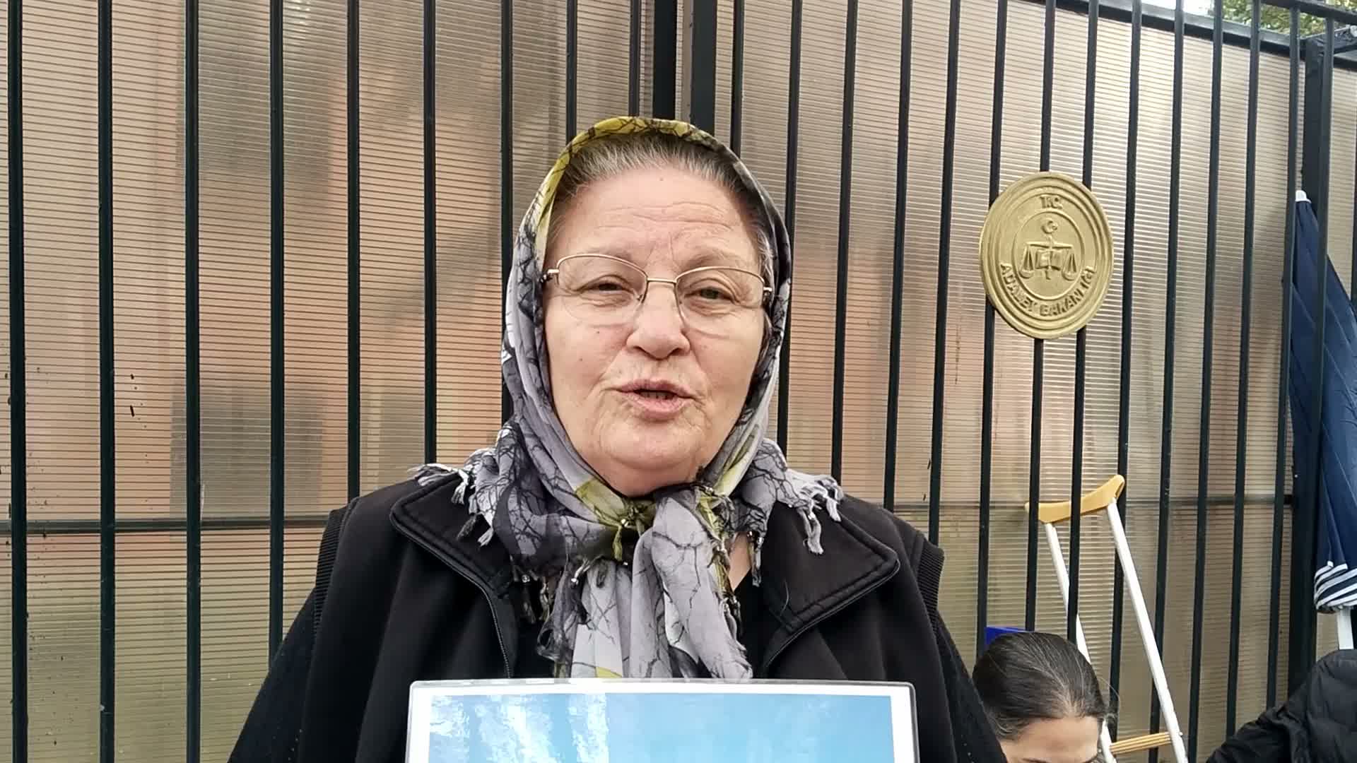 Depremzedelerin Adalet Bakanlığı önündeki nöbeti 9. gününde... Evladını kaybeden anne: "Öpmeye doyamadığım evladımı toprağa verdim, lütfen bizim sesimizi duysun"