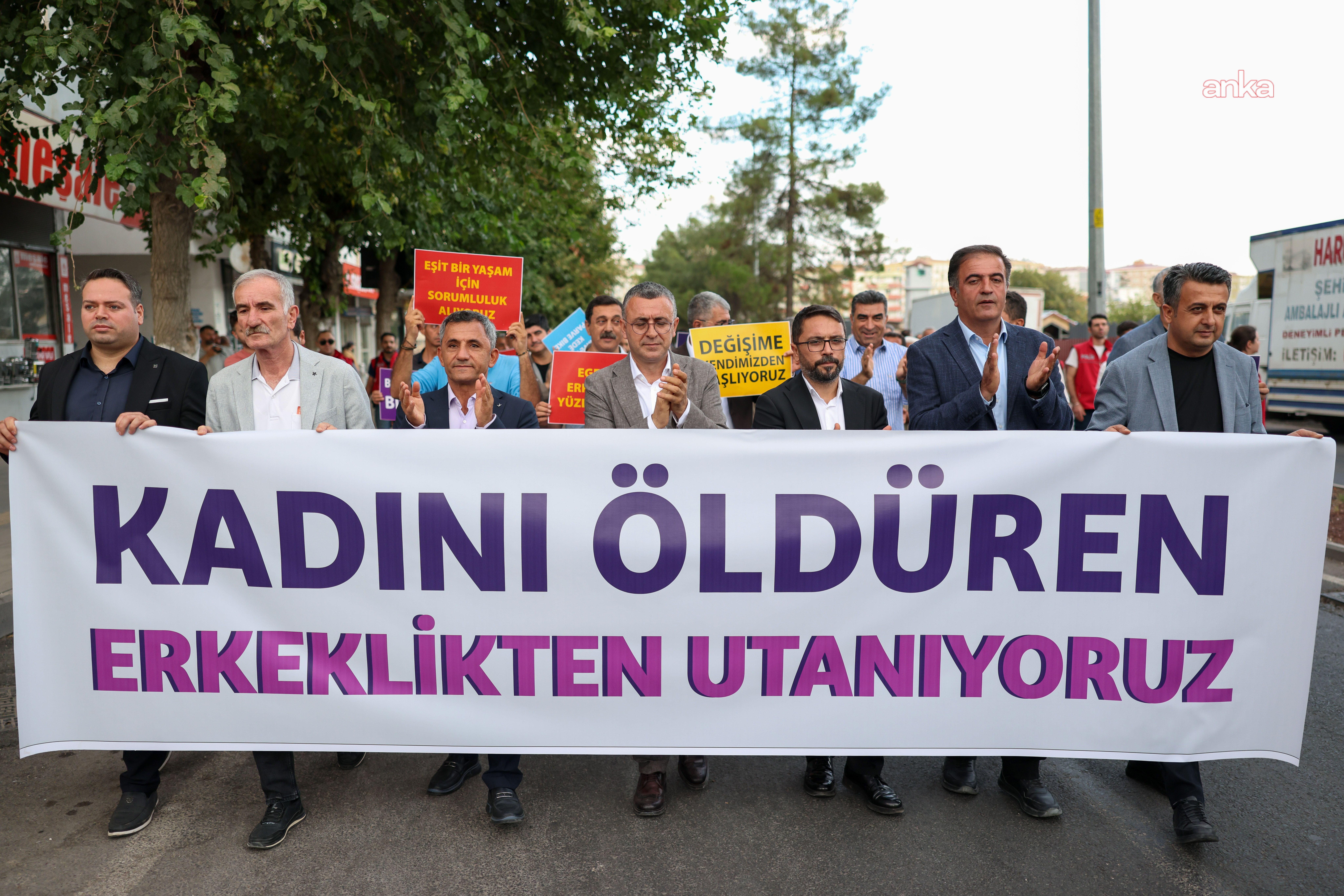 Diyarbakır’da DEM Parti’nin erkek milletvekilleri ve belediye başkanları kadın katliamına karşı yürüdü