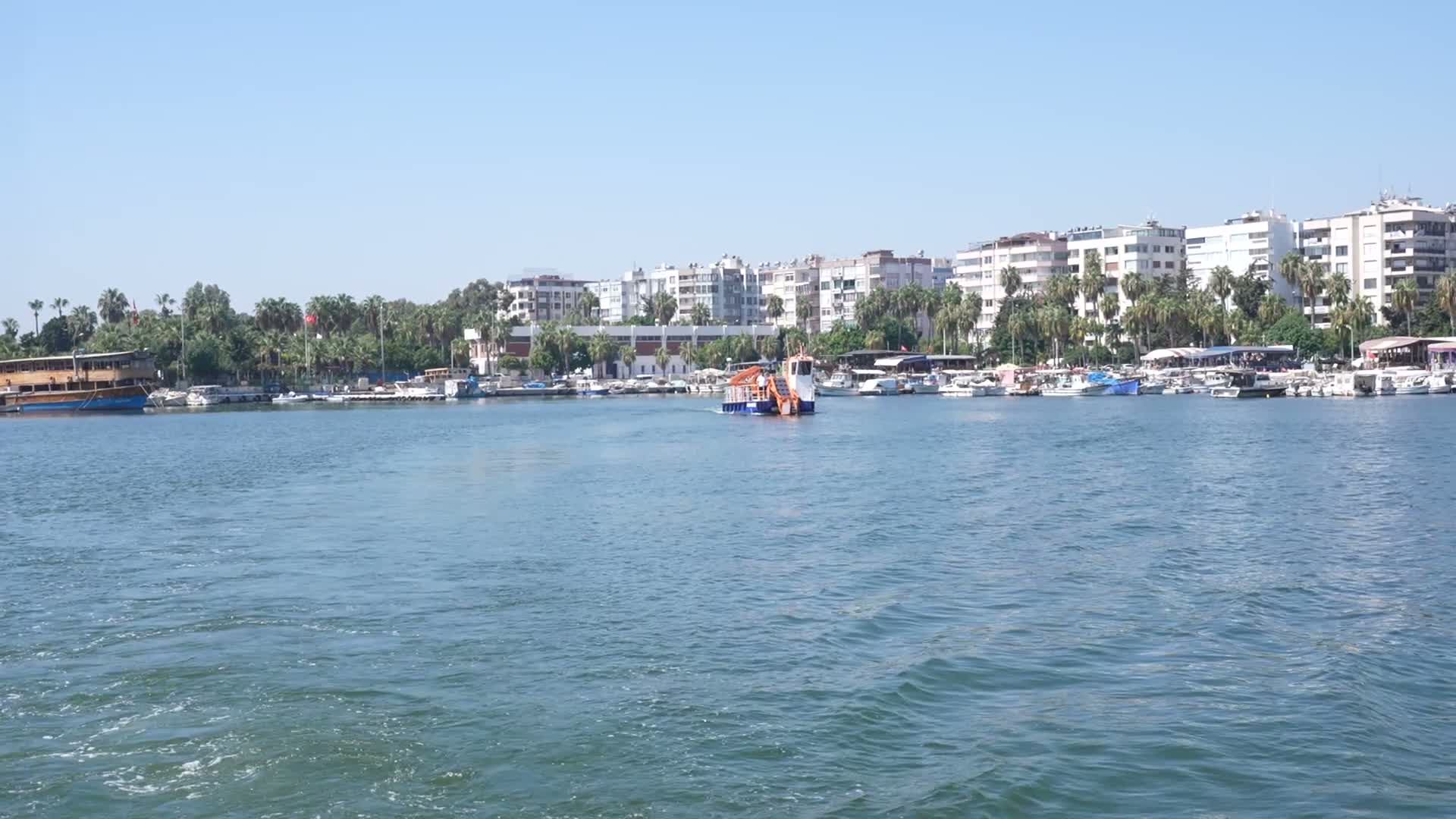 Mersin Büyükşehir Belediyesi’nden deniz temizliği için kesintisiz çalışma