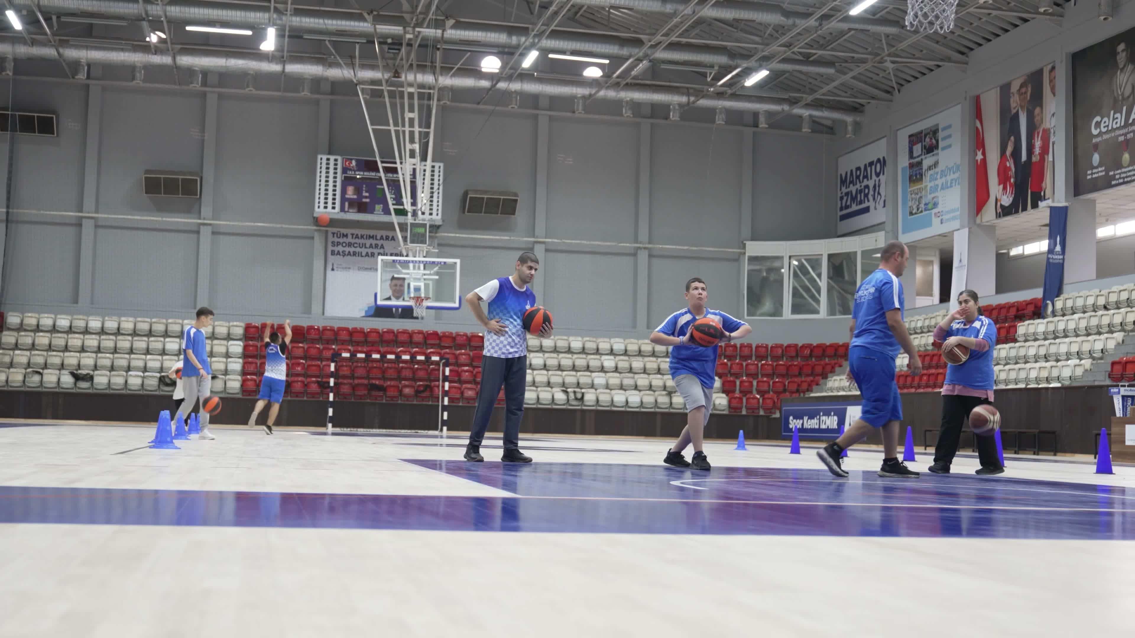 İzmir'de Celal Atik Spor Salonu "FIBA" standartlarına uygun hale getirildi