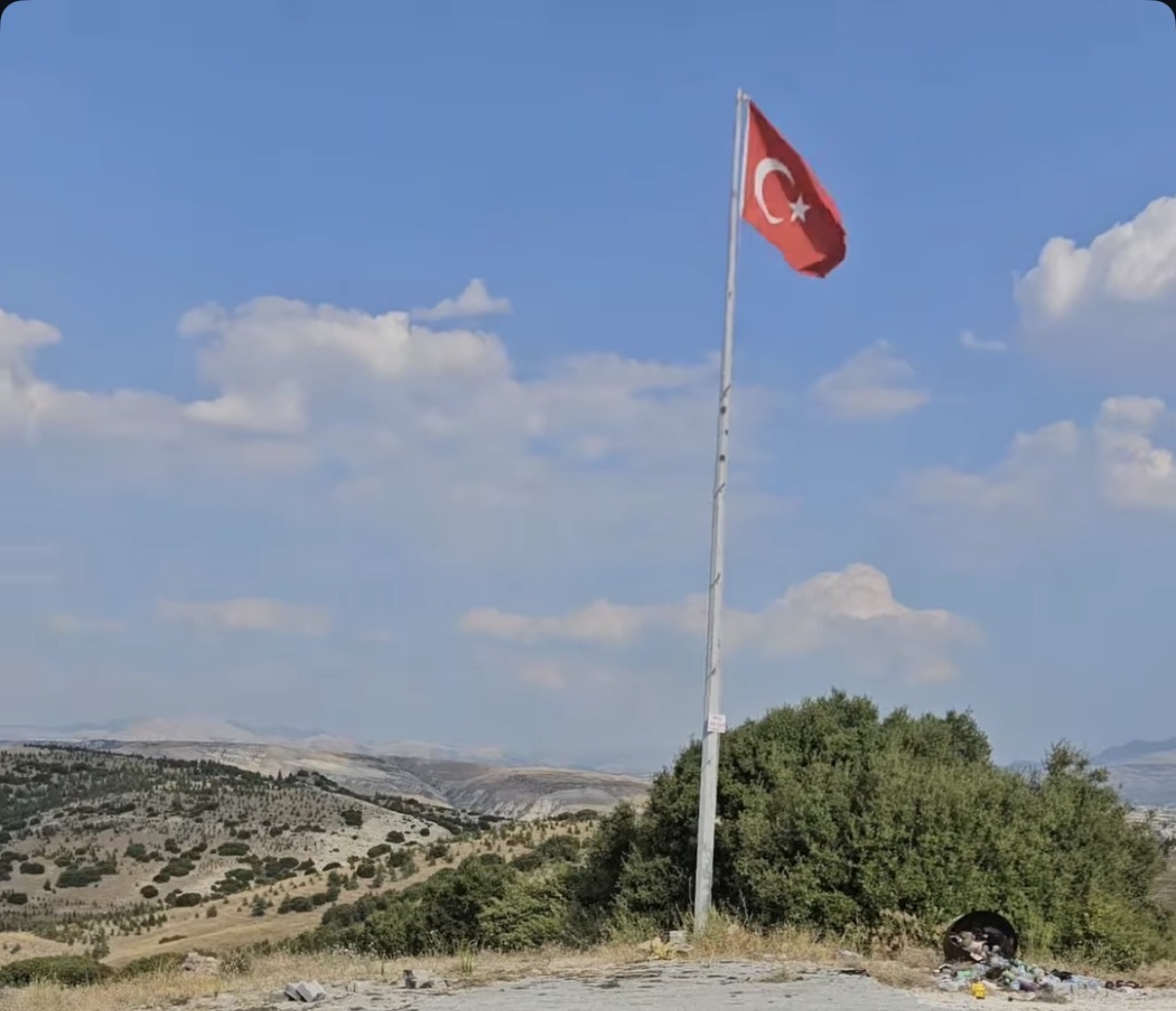 Burdur’da Türk Bayrağı’na tüfekle zarar verildiği iddiası