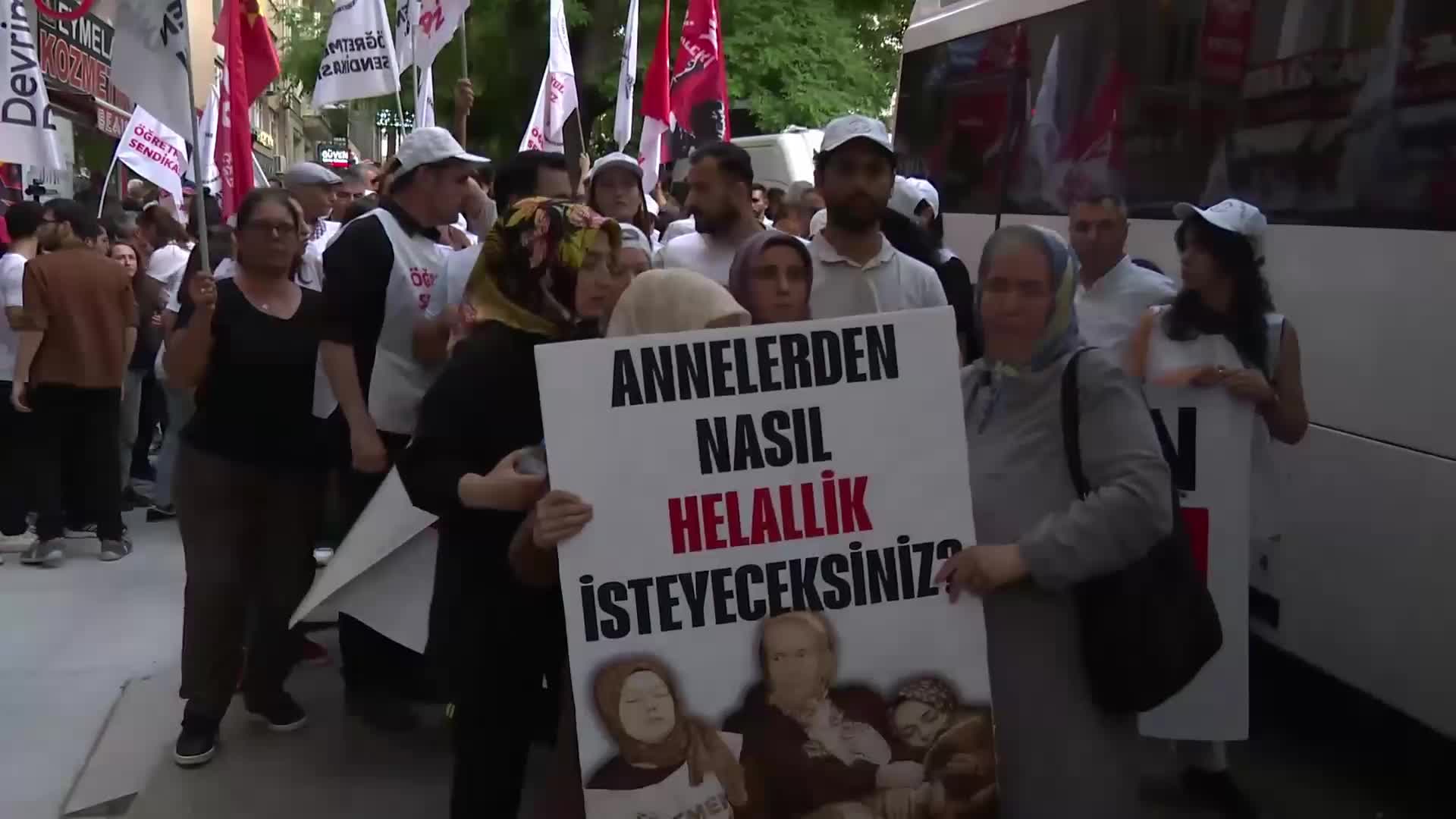 Madenci Anıtı'na yürümek isteyen açlık grevindeki öğretmenlere polis müdahalesi