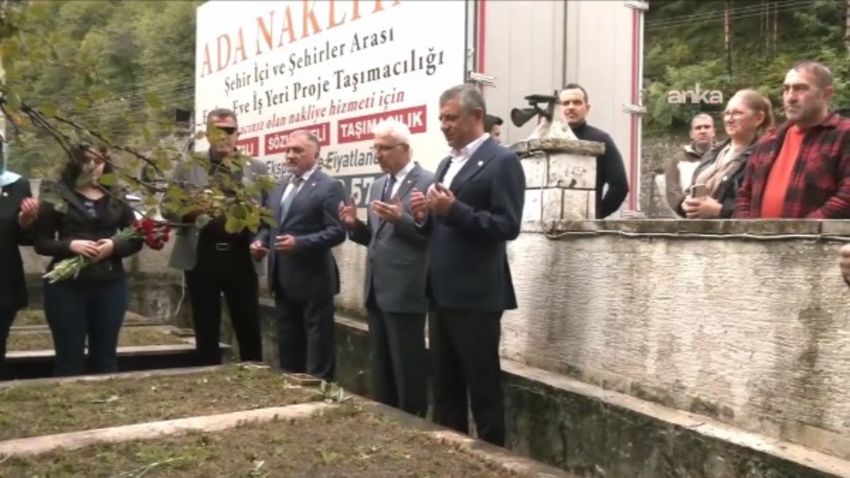 Özgür Özel, cuma namazını Merkez Camii'nde kıldı