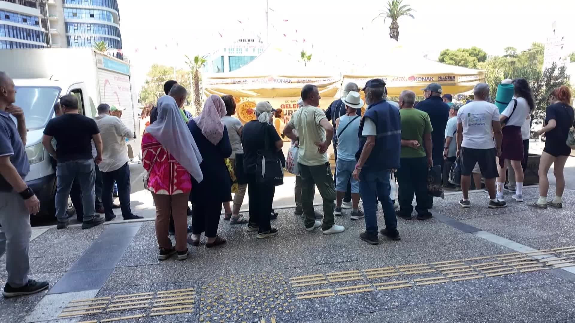 Konak Belediye Başkanı Mutlu, Basmane’de aşure dağıttı