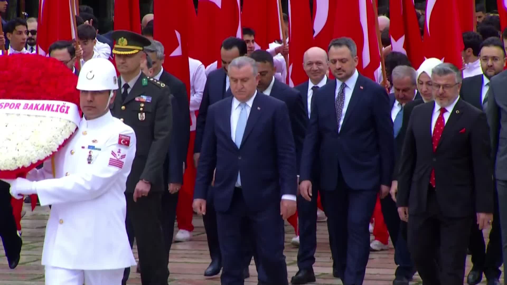 Gençlik ve Spor Bakanı Osman Aşkın Bak, gençlerle Anıtkabir'i ziyaret etti