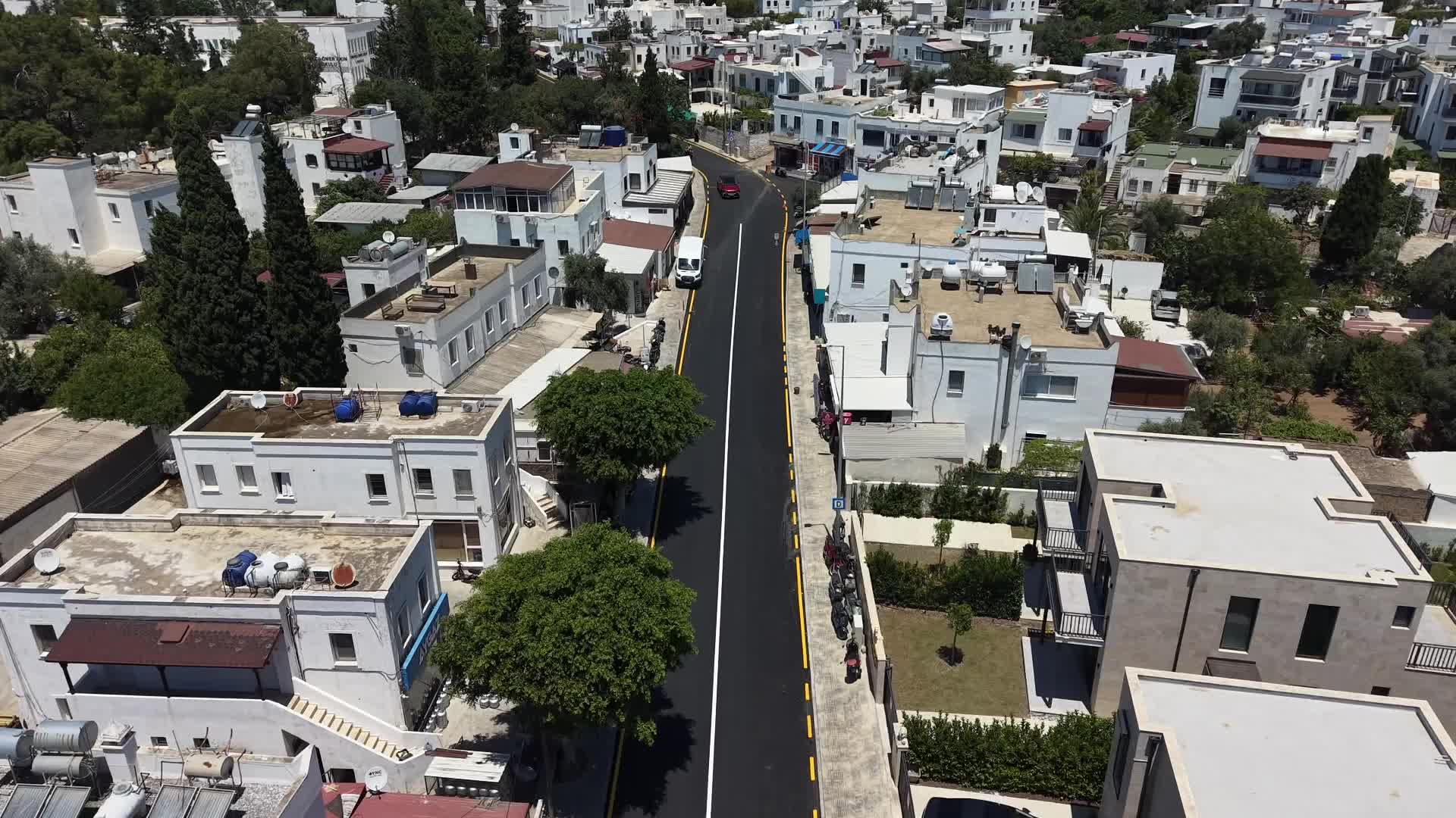 Bodrum Belediyesi, yol yapım ve onarım çalışmalarına aralıksız devam ediyor