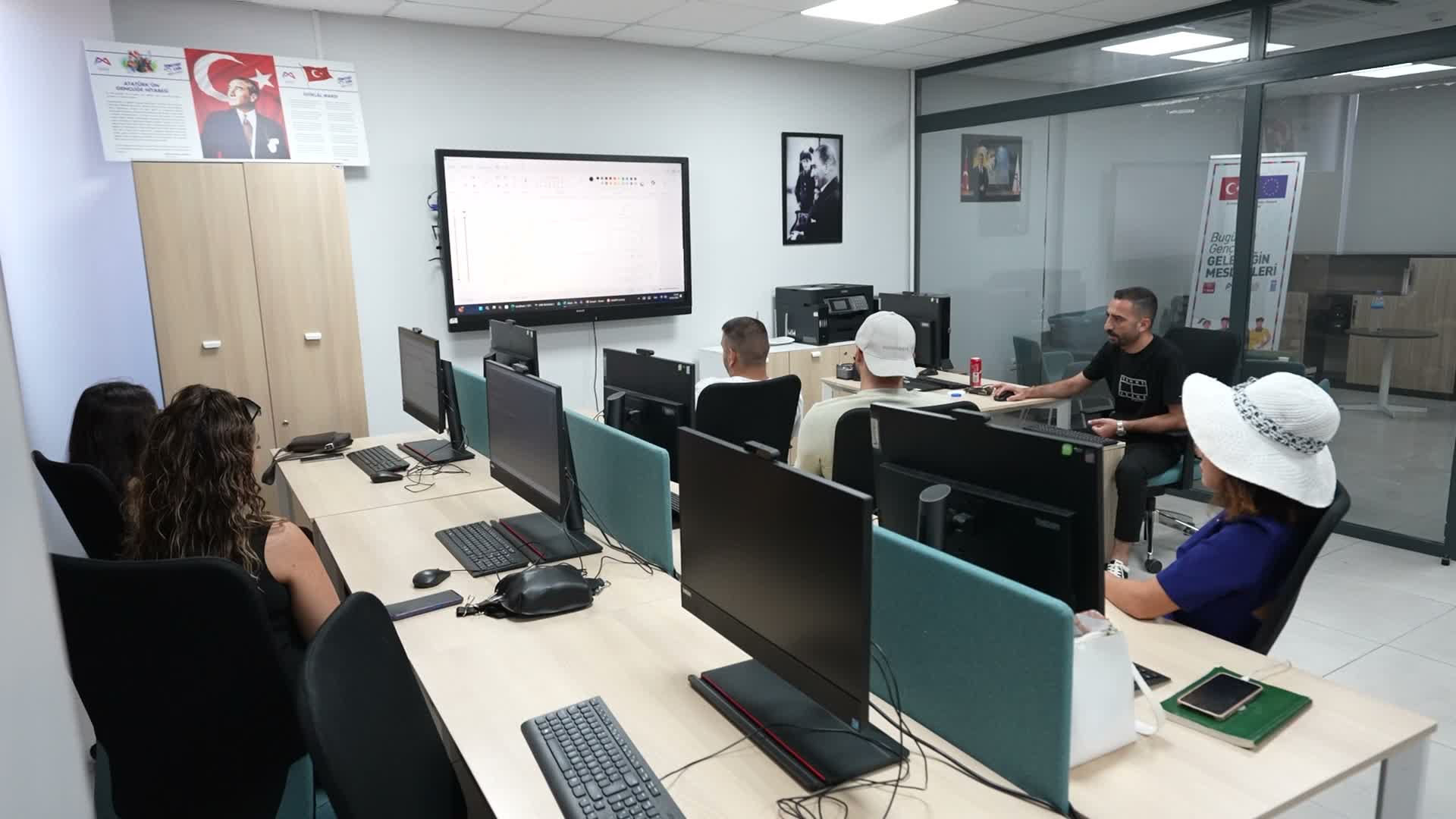 Mersin Büyükşehir Belediyesi, gençleri yazılım sektörüne hazırlıyor