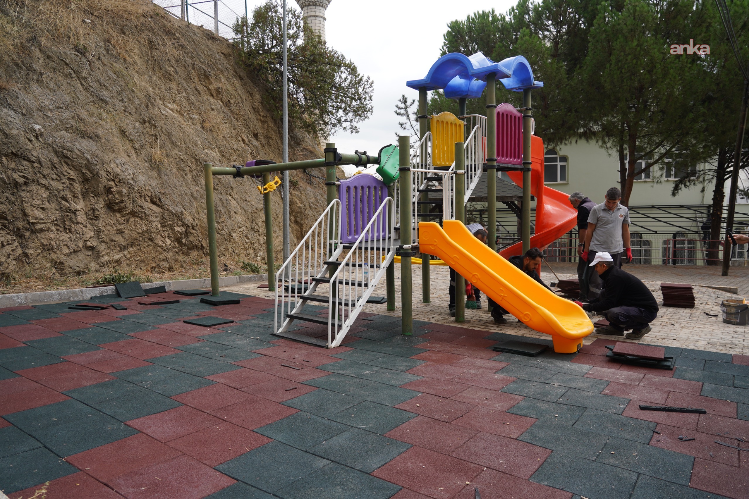 Bilecik’te çocuk parklarının zeminleri yenileniyor