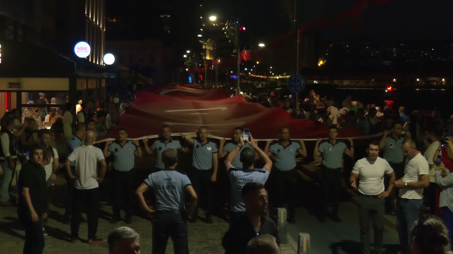İzmir’in kurtuluşunun 104. yılında fener alayı düzenlendi