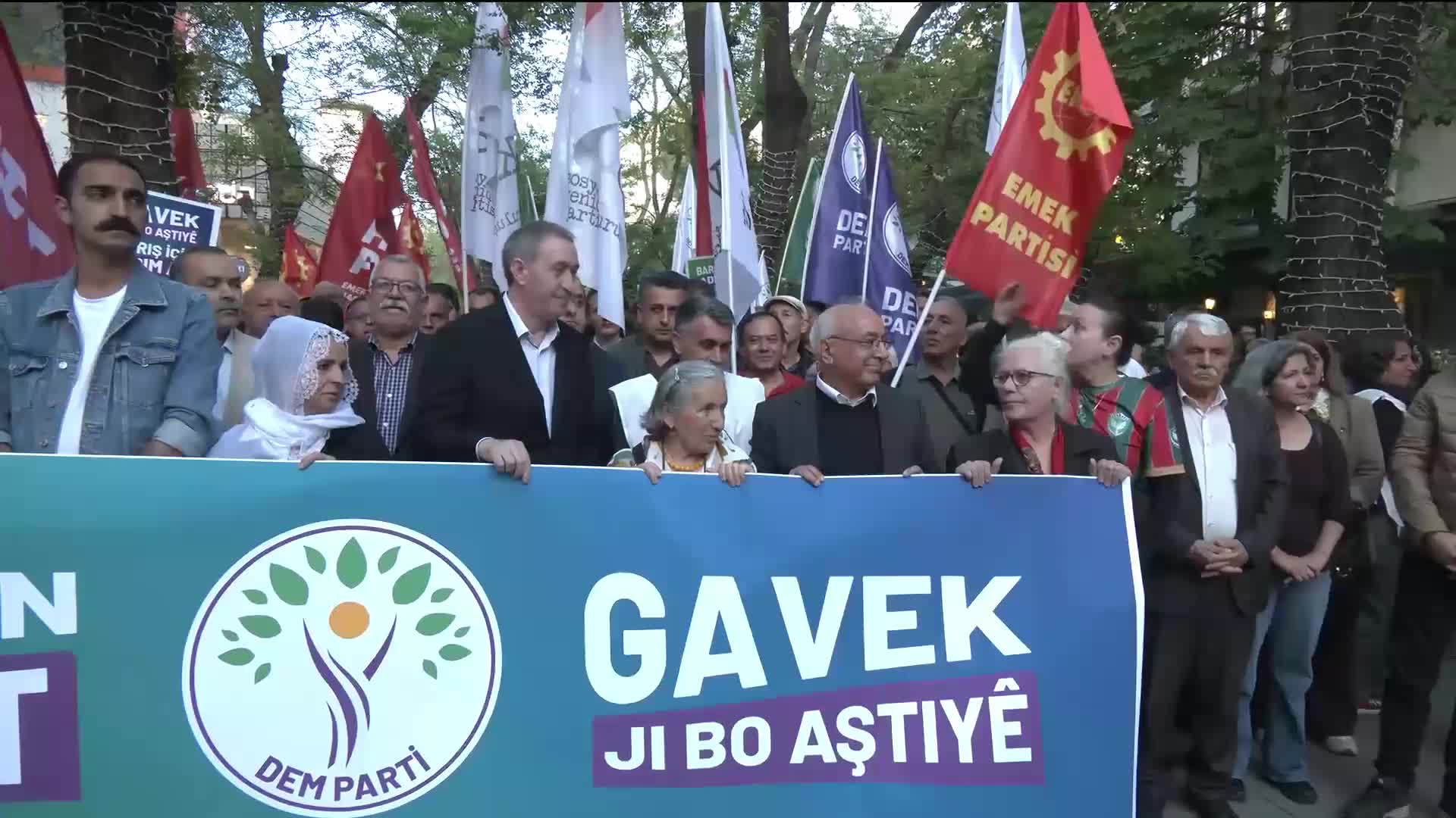 Tuncer Bakırhan, Ankara'da "Barış Yürüyüşü"ne katıldı: "Barış durağan bir siyaseti kabul etmez"