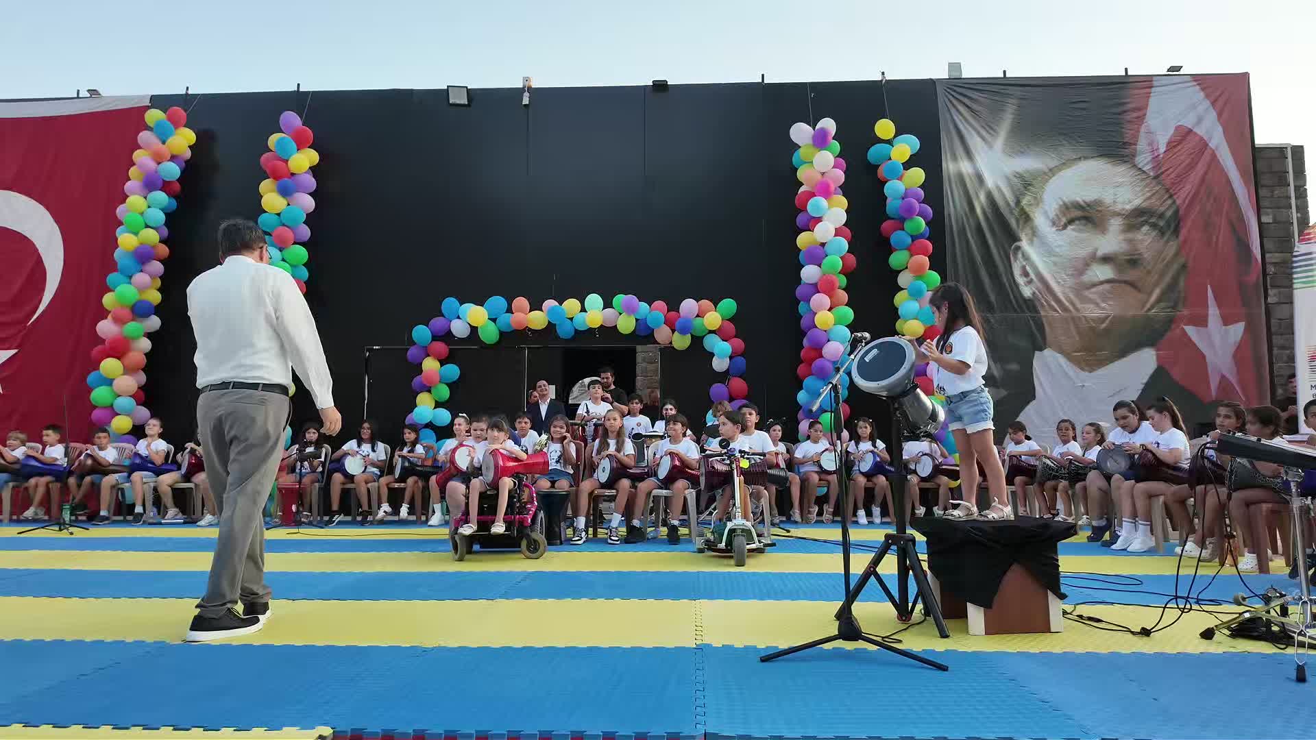 Marmaris Belediyesi yaz kursları Amfi Tiyatro'daki renkli gösterilerle sona erdi