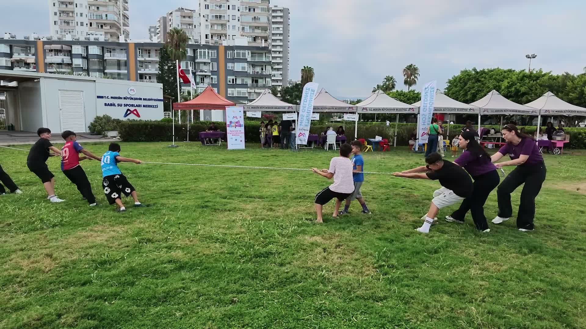 Mersin'de çocuklar yeni eğitim dönemine şenlikle başladı