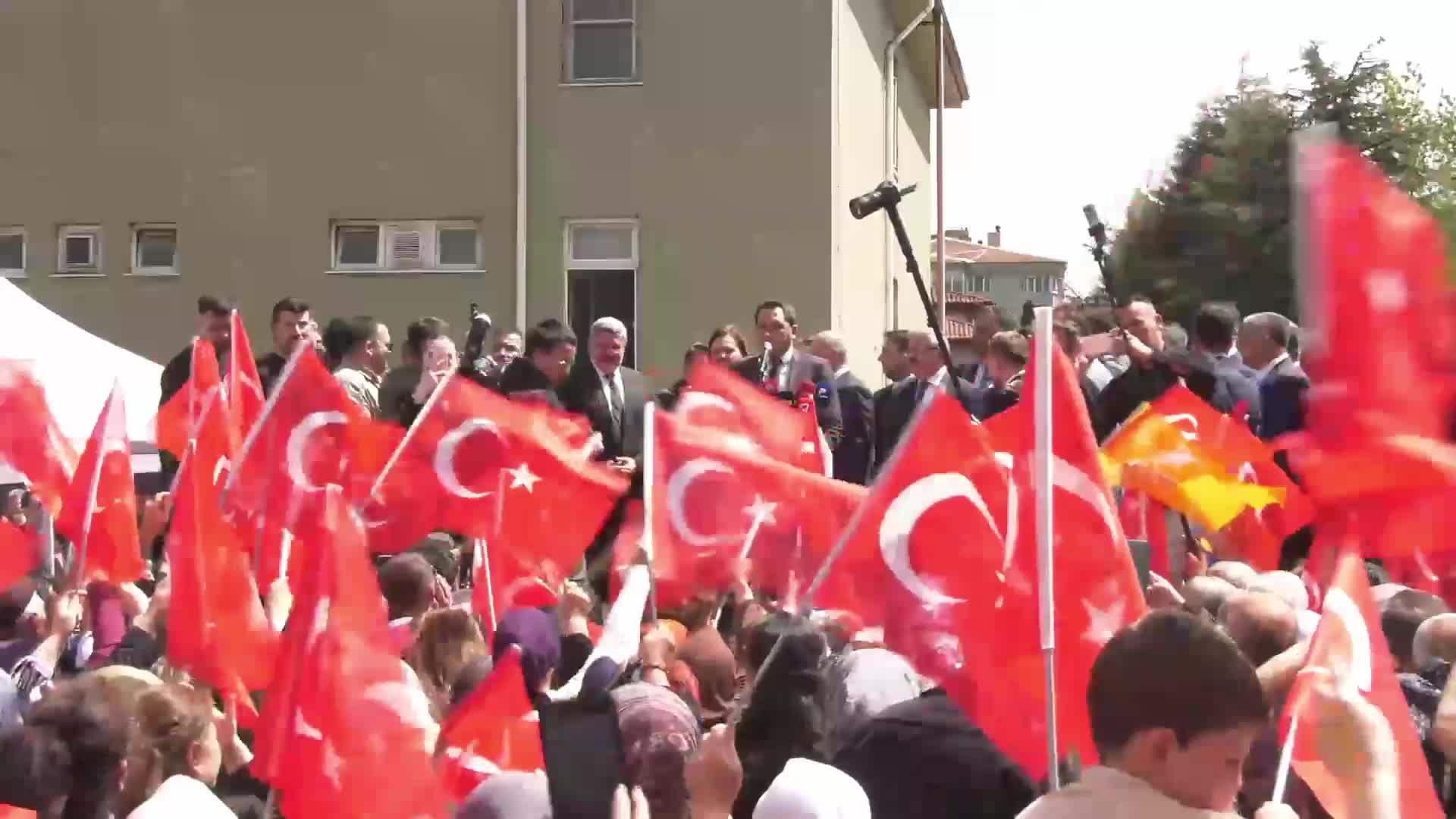 Burcu Köksal: "Sayın Cumhurbaşkanımızın önderliğinde Adalet ve Kalkınma Partisi'nde hizmet etmeye devam edeceğim"