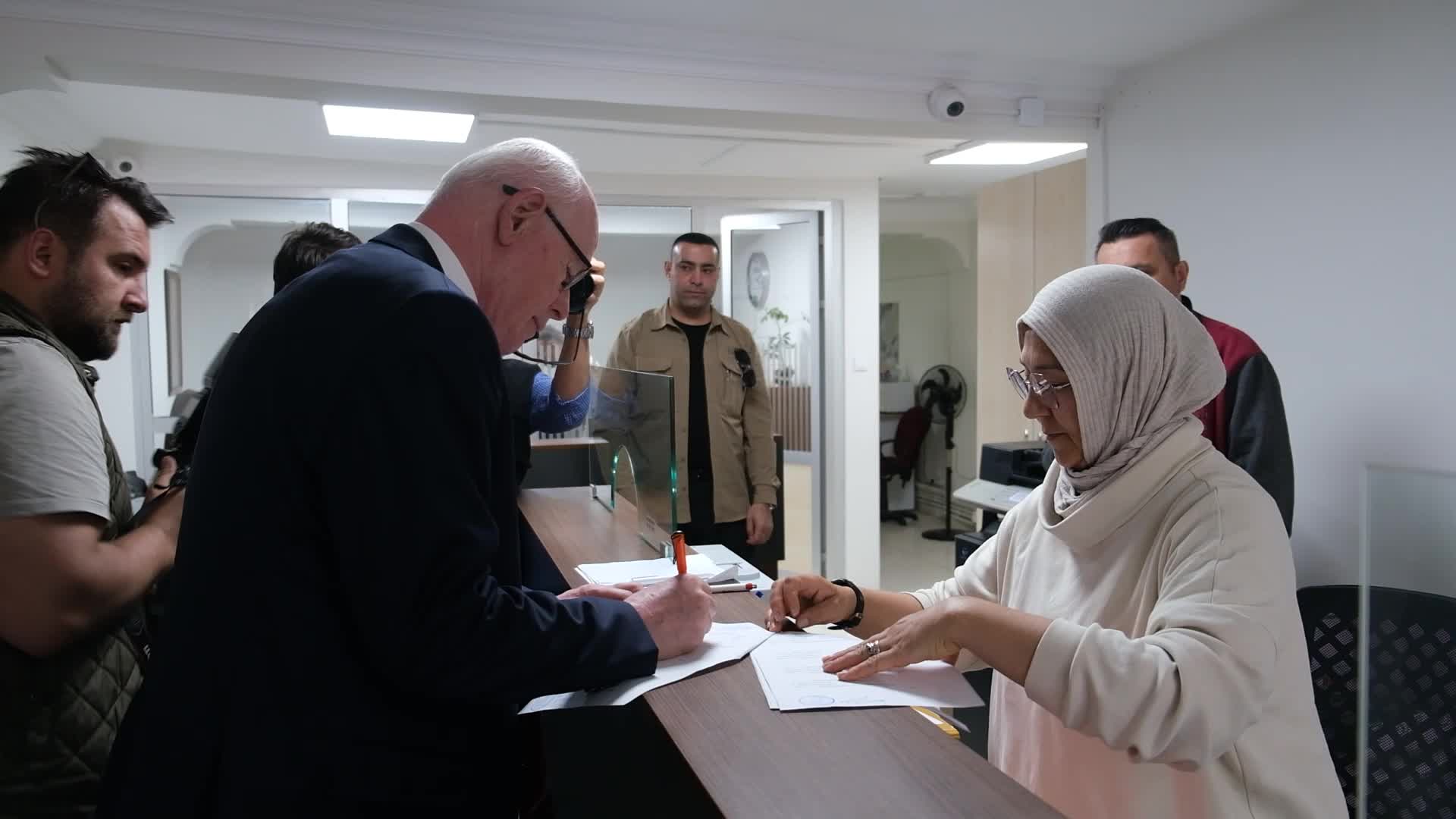 CHP'nin Eskişehir’deki kurultay delegeleri olağanüstü kurultay için imza verdi: "Derhal kurultay yapmalı"
