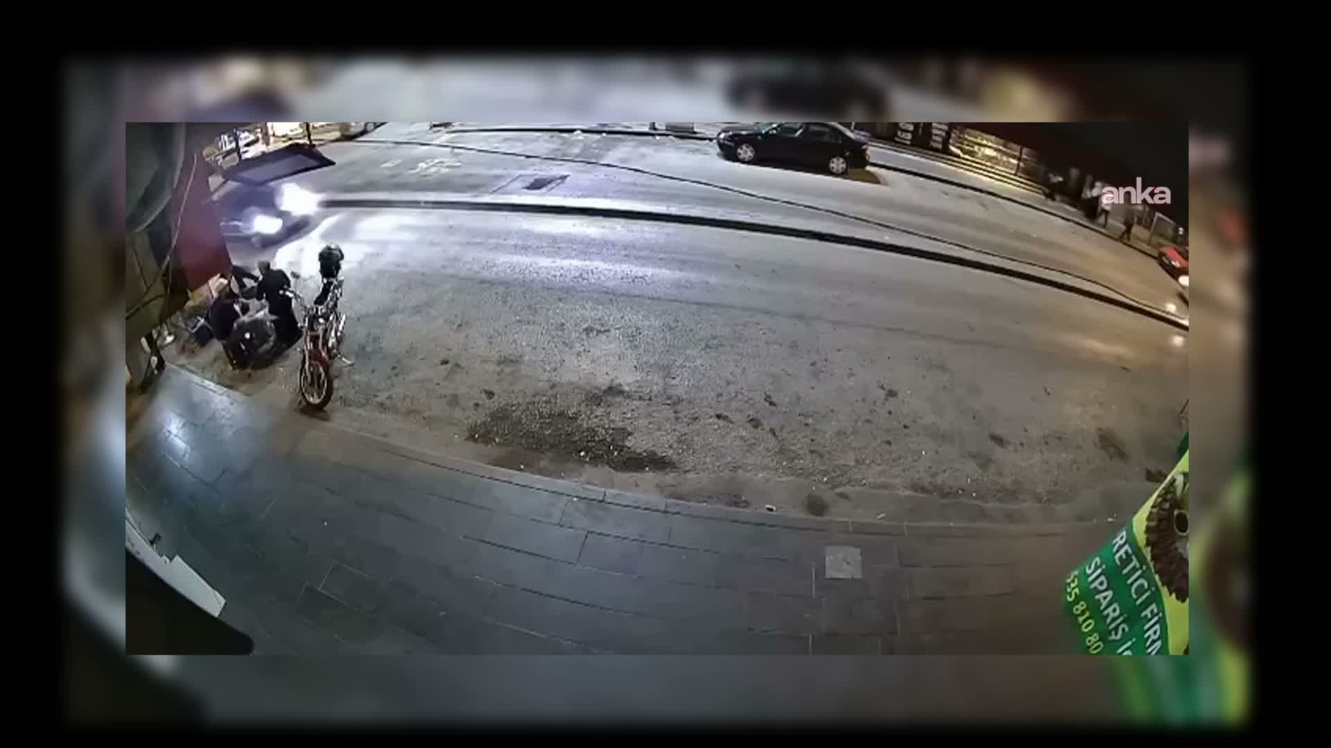 Kırıkkale'de otomobil kokoreç tezgahına ve yayalara çarptı: 5 yaralı