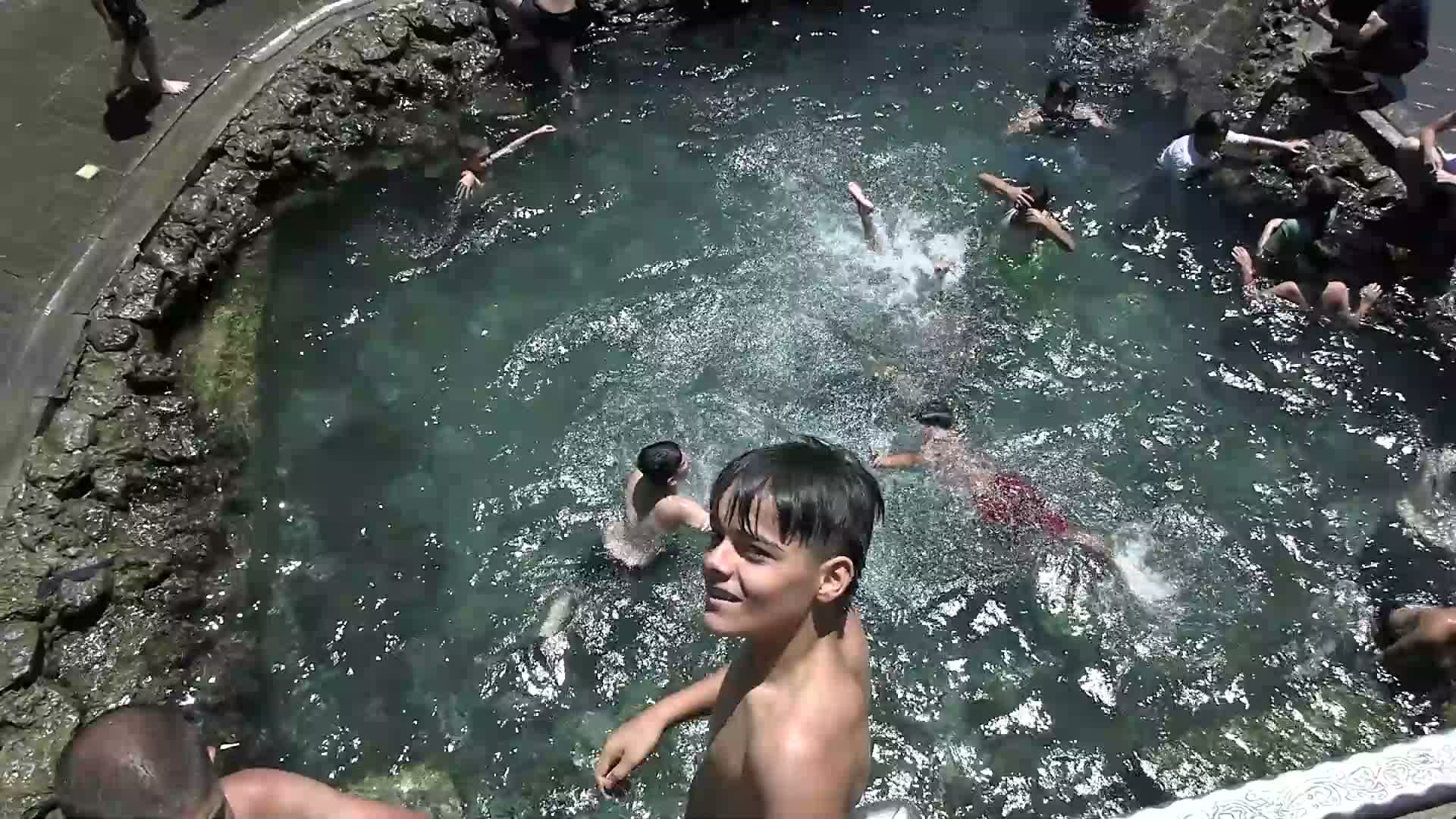 Diyarbakır’ın kavurucu sıcaklarında çocuklar “kutsal" kabul edilen suda serinliyor