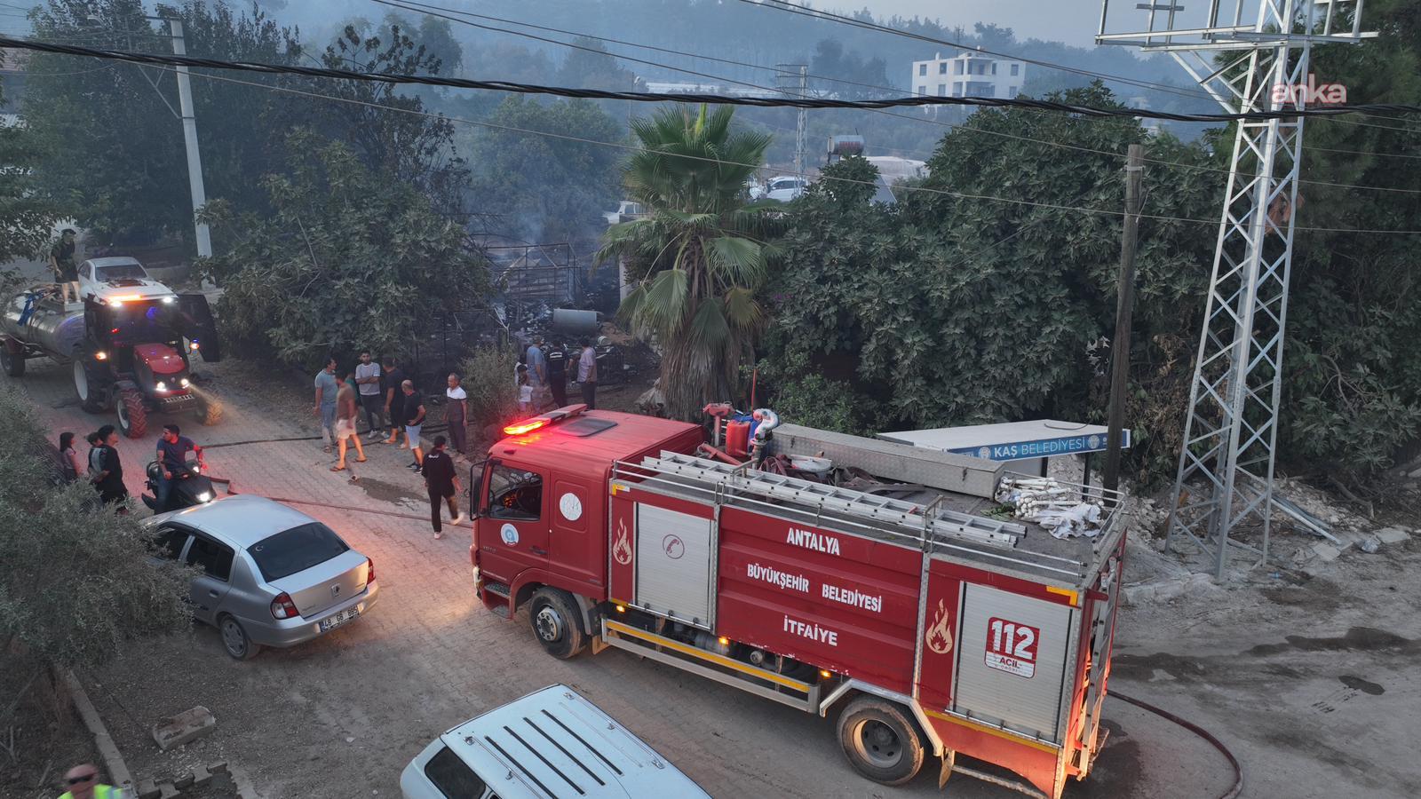 Antalya Büyükşehir Belediyesi ekiplerinden orman yangınına müdahale