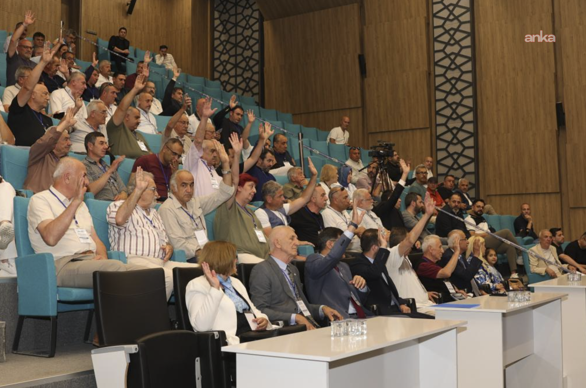 Kütahya Kent Konseyi’nde Bülent Cebeci güven tazeledi