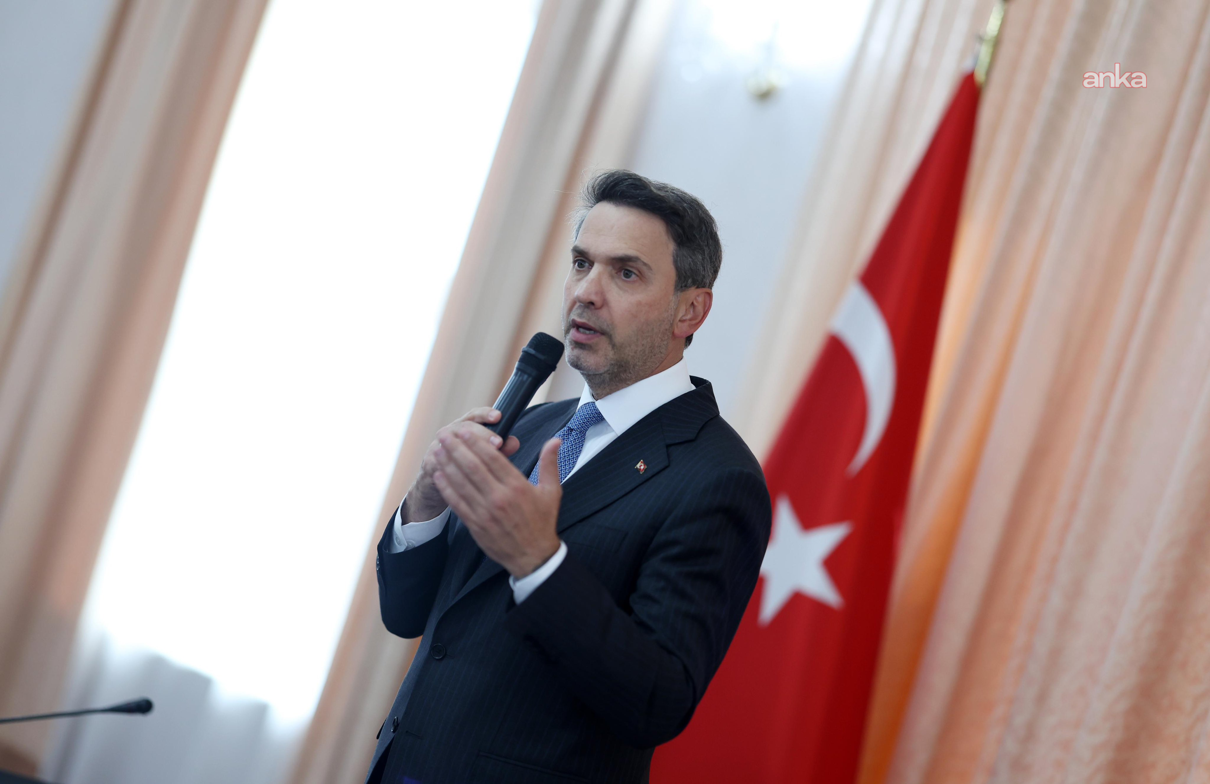 Bakan Bayraktar, Romanya'da Türk toplumu temsilcileri ve iş insanlarıyla buluştu