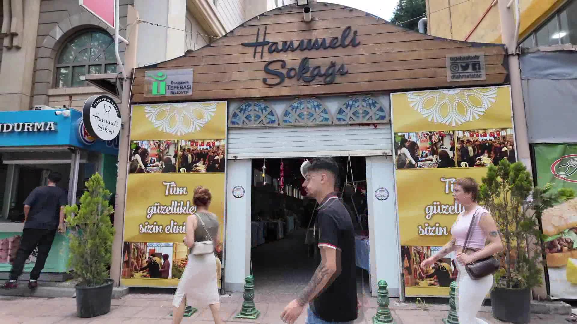 Tepebaşı Hanımeli Sokak'ta el emeği ürünler kent halkıyla buluşuyor