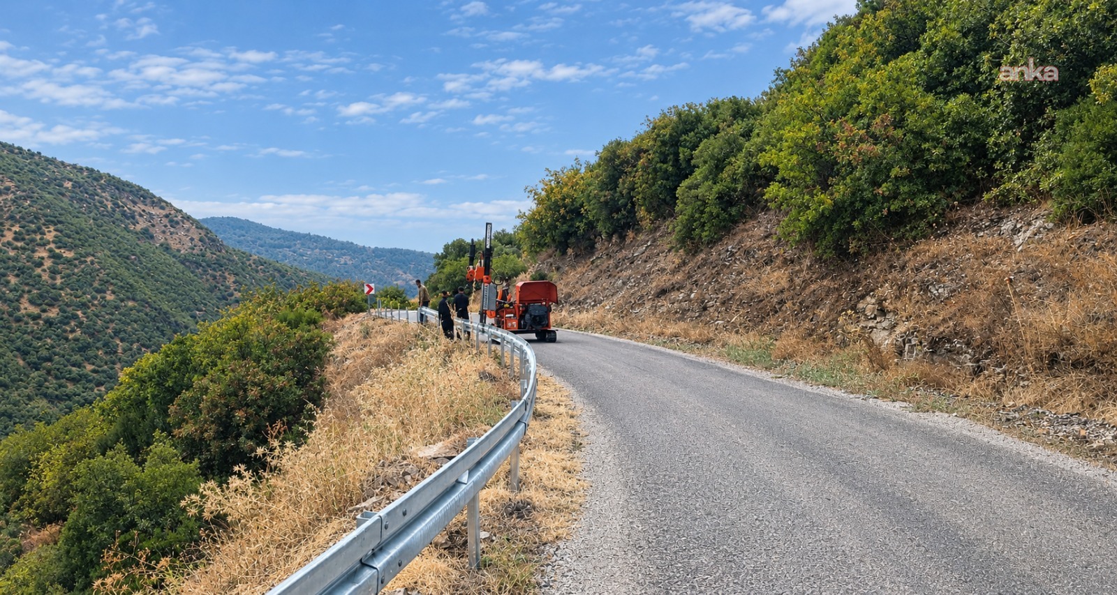 Manisa Büyükşehir Belediyesi'nden yol güvenliğini artıracak çalışma