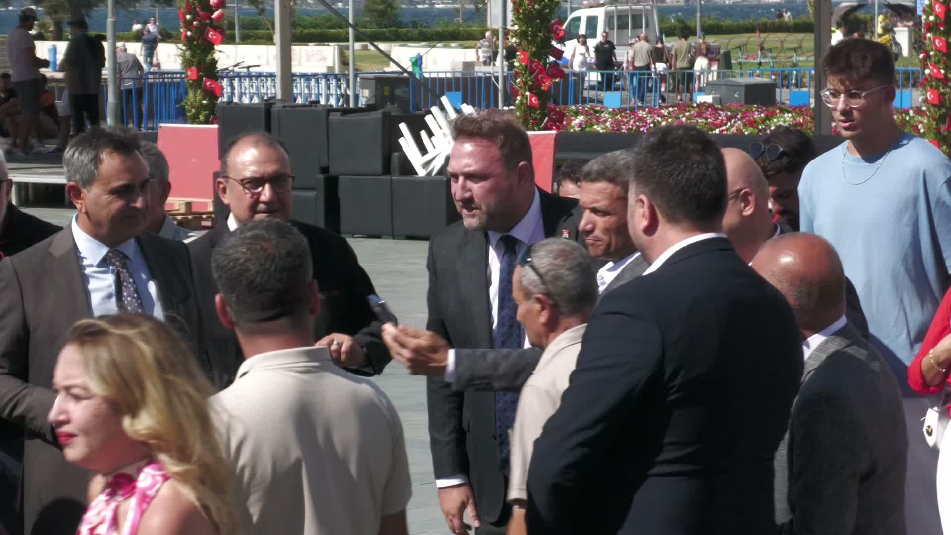 CHP İzmir İl Örgütü'nden Cumhuriyet Meydanı'nda 9 Eylül töreni...Utku Gümrükçü: “Seçim startını veriyoruz”