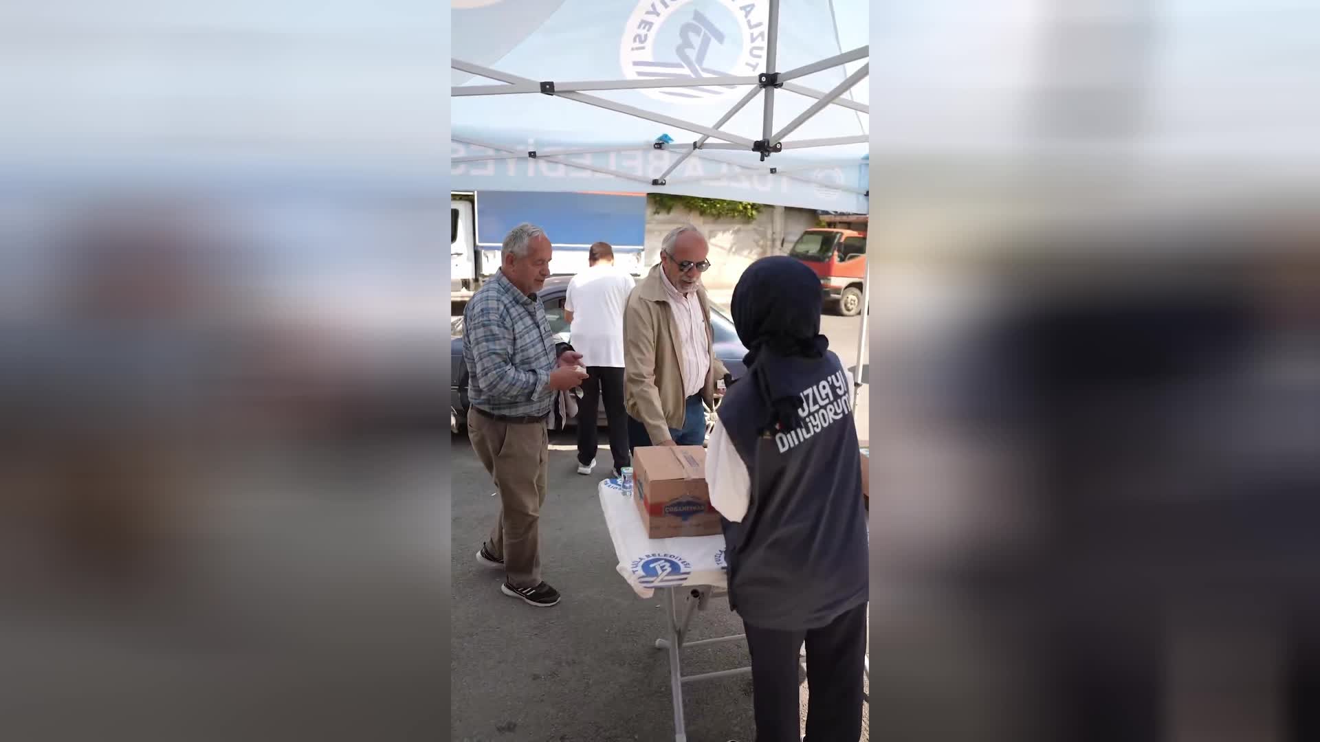 Tuzla Belediyesi'nden mezarlık ziyareti yapan vatandaşlara bayram ikramı