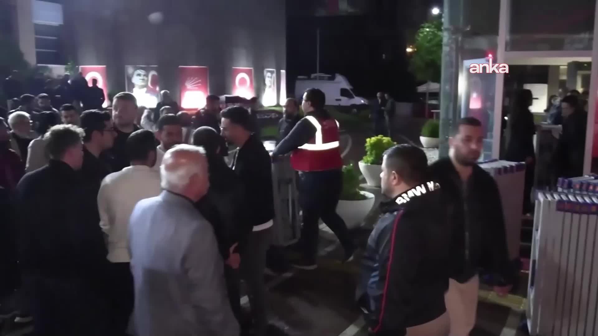 CHP’de tarihi gün: Genel Merkez polis müdahalesiyle boşaltıldı, Özgür Özel ve partililer TBMM’ye yürüdü