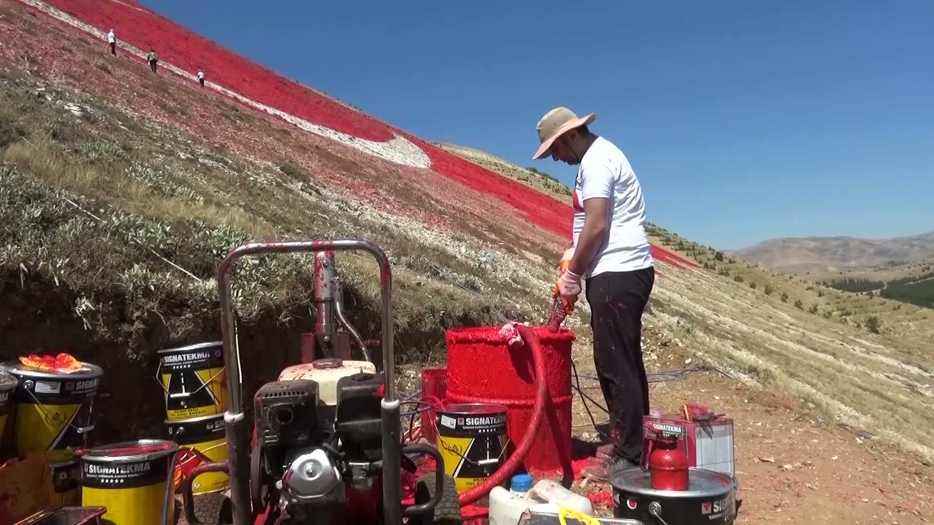 Ahır Dağı’ndaki Türk Bayrağı yenilendi